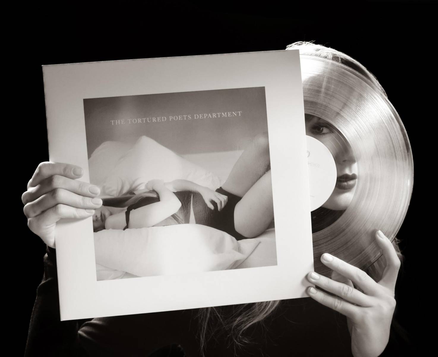 Swift también ha lanzado material completamente nuevo, sorprendió con el álbum “The Tortured Poets Department”, que se convirtió en su álbum número uno de mayor duración en los Estados Unidos, permaneciendo en el primer lugar durante más de 14 semanas no consecutivas.