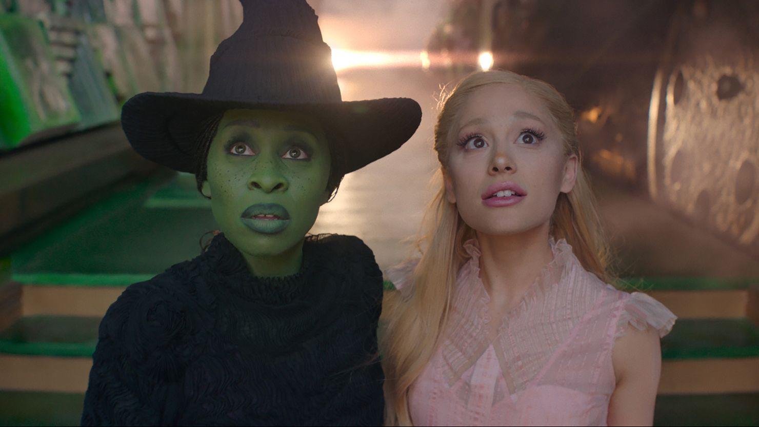 La química entre las protagonistas es palpable y ha sido fundamental para el éxito de la película. Cynthia Erivo, en el papel de Elphaba, y Ariana Grande, interpretando a Glinda, no solo aportaron su innegable talento vocal, sino que también realizaron todas las interpretaciones musicales en vivo durante el rodaje.