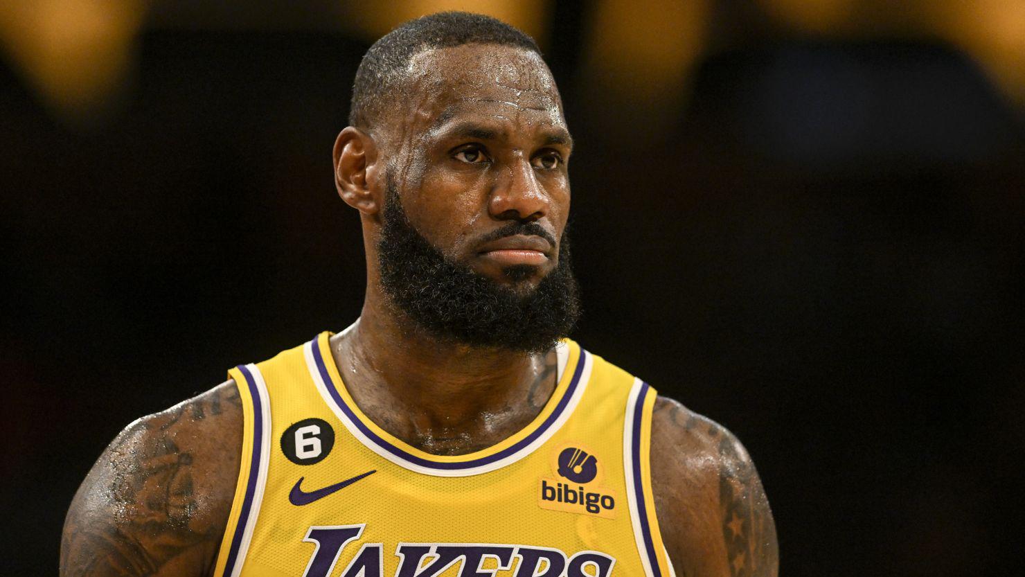 Lebron James ha obtenido más de mil millones de dólares en ganancias dentro y fuera de la cancha durante sus dos décadas de carrera. Lo ha invertido en bienes raíces, participaciones en negocios como Blaze Pizza, su propia compañía de producción y entretenimiento SpringHill y en deportes. James tiene una participación en Fenway Sports Group, propietario de los Boston Red Sox de la MLB; el club de fútbol Liverpool y los Pittsburgh Penguins de la NHL. Actualmente tiene una fortuna de 1.2 mil millones de dólares.