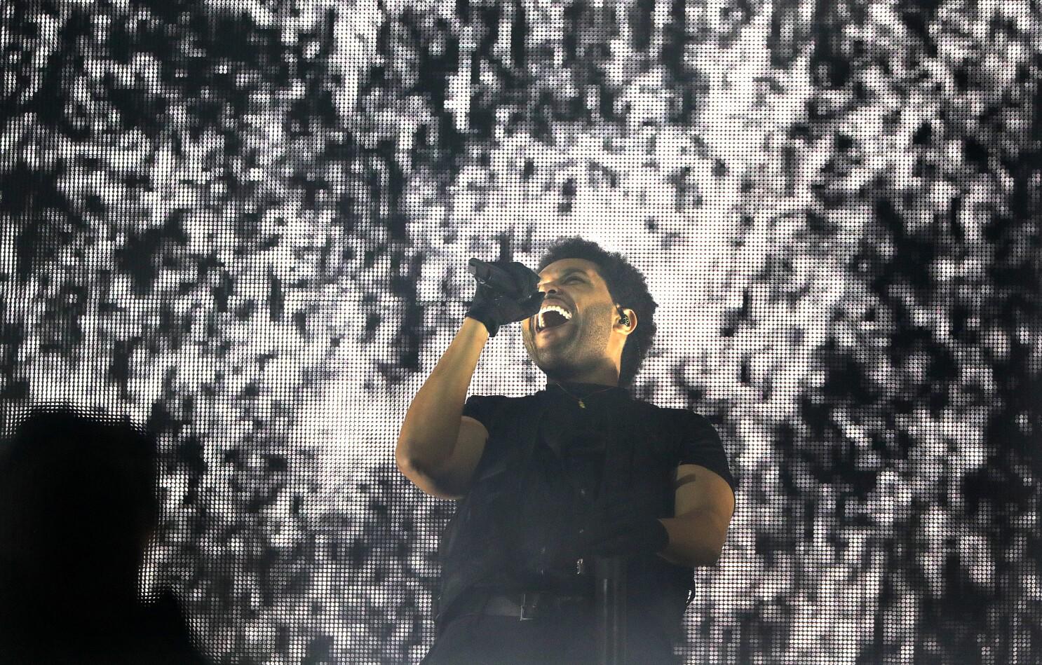 Para finalizar la primera semana con broche de oro, The Weeknd se presentó junto a Swedish House Mafia para interpretar los hits que los hicieron alcanzar la fama. El set list incluyó “The Heels”, “I Can’t Feel My Face”, “Blinding Light” y “Moth to a Flame”, terminando con esta última. 