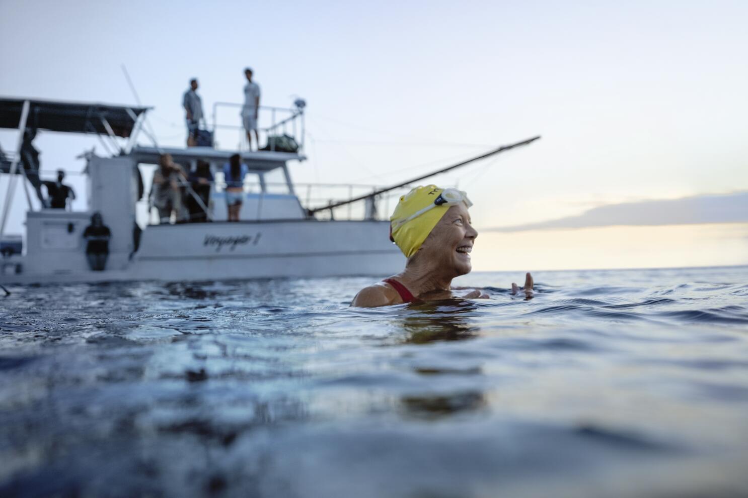 Nyad. La película narra la extraordinaria historia real de la atleta <b>Diana Nyad </b>quien, a la edad de 60 años y con la ayuda de su mejor amiga y entrenadora Bonnie Stoll<b>, </b>se compromete a lograr el sueño de su vida: nadar 110 millas (aproximadamente 177 kilómetros) en mar abierto, desde Cuba hasta Florida.