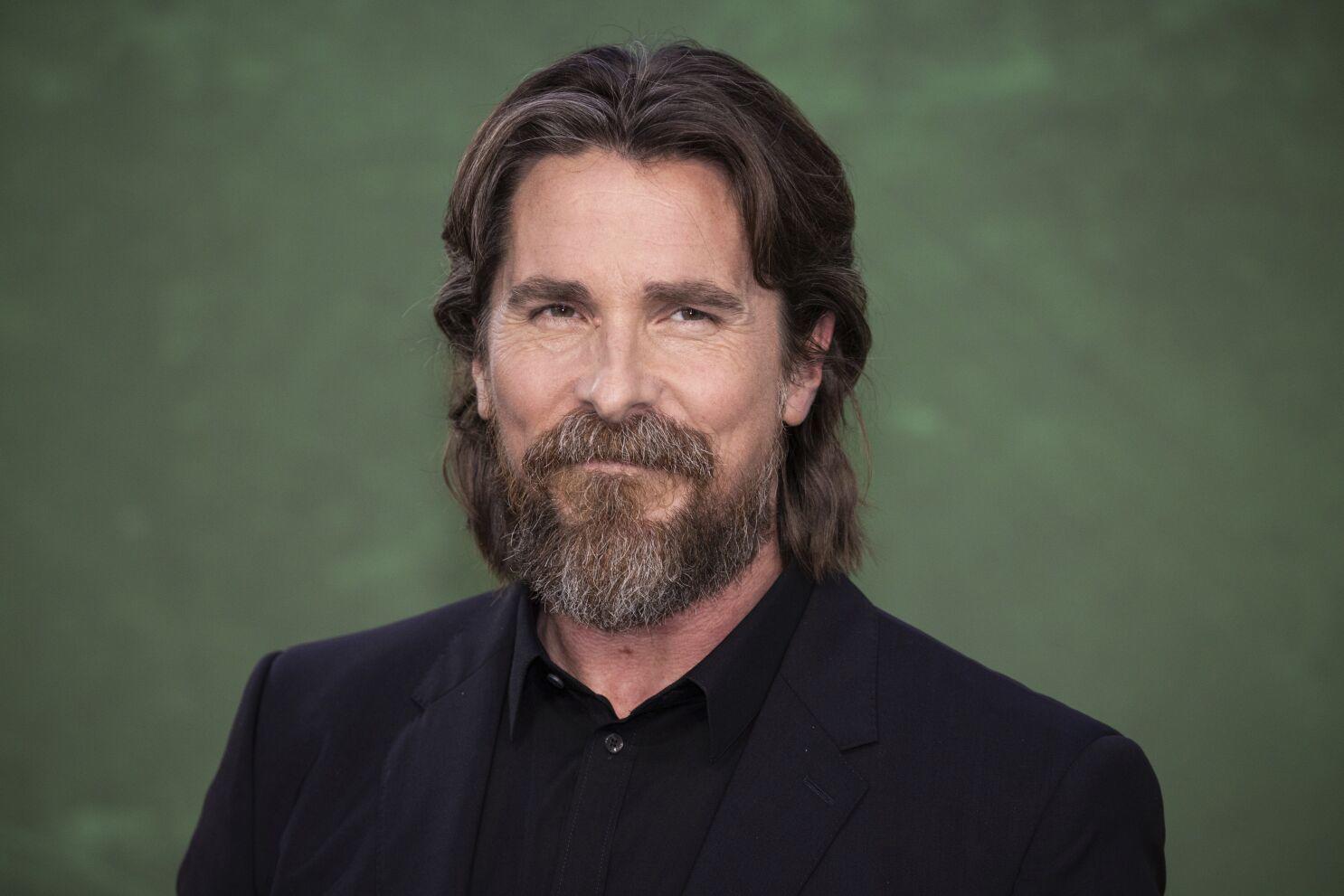<b>Christian Bale</b>Se peleó con el Director de Fotografía de Terminator: La Salvación porque lo desconcentro durante la filmación. Todo comenzó cuando el actor fue captado por la cámara y lanzo una serie de insulto contra el director de fotografía, Shane Hurlbu. El vídeo de casi cuatro minutos se viralizó, ventilando frases como: “¡¿Te rompo yo a ti las luces?!” o “No voy a volver a este set a menos que lo despidan”.
