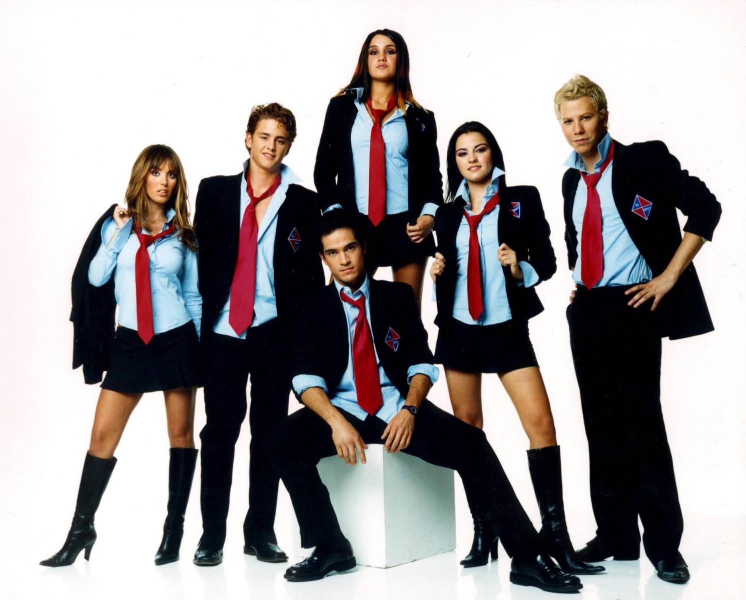 No se espera que los miembros originales de RBD (Dulce María, Anahí, Maite Perroni, Christian Chávez, Alfonso Herrera y Christopher Uckermann) participen en esta nueva puesta en escena. Esto marca una diferencia significativa con respecto a los proyectos anteriores relacionados con la banda.
