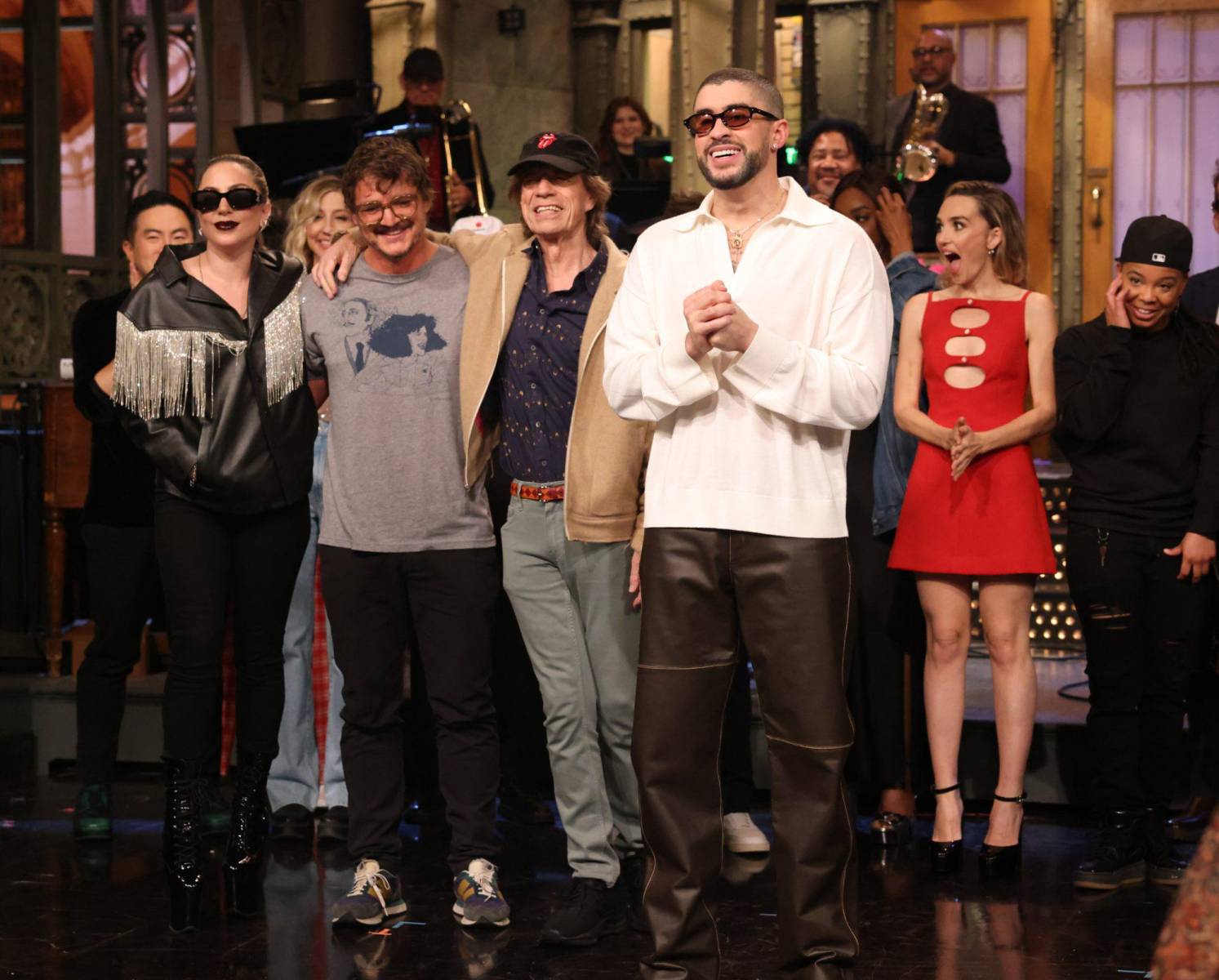 Bad Bunny, el destacado cantante de Puerto Rico, regresó con éxito al programa Saturday Night Live como anfitrión y estrella musical, celebrando el lanzamiento de su álbum “Nadie sabe lo que va a pasar mañana”. Compartió el escenario con Lady Gaga, Pedro Pascal y Mick Jagger en una noche inolvidable de comedia y música.