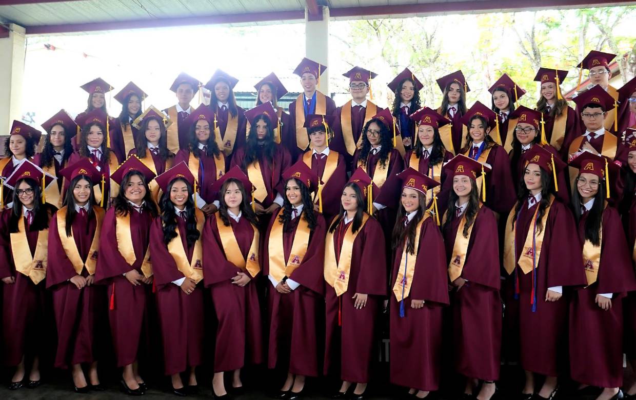 Con sonrisas, emoción y la satisfacción de una meta cumplida, los seniors de Mayan School celebraron su esperada graduación. Rodeados de sus familias, docentes y seres queridos, los graduandos vivieron una ceremonia especial en la que fueron reconocidos por su esfuerzo, dedicación y logros académicos, dando paso al inicio de nuevos desafíos y oportunidades en su camino hacia el futuro.