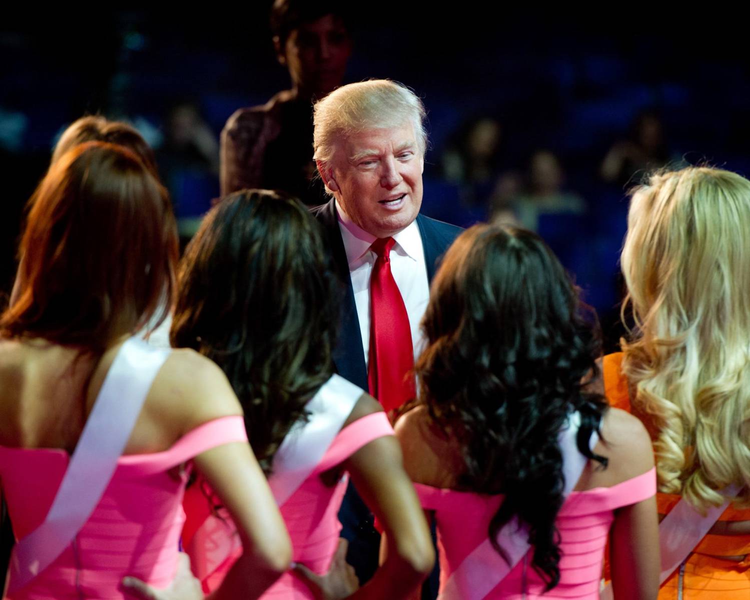 <b>Acusaciones de violencia de género y agresión sexual</b>A lo largo de su vida, múltiples mujeres acusaron a Trump de conductas sexuales inapropiadas. Entre las acusaciones más destacadas está la de la periodista E. Jean Carroll, quien alegó que Trump la agredió en los 90 en un probador de una tienda de Nueva York. Trump negó la acusación, pero en 2023, un jurado lo encontró responsable de agresión sexual en un juicio civil.