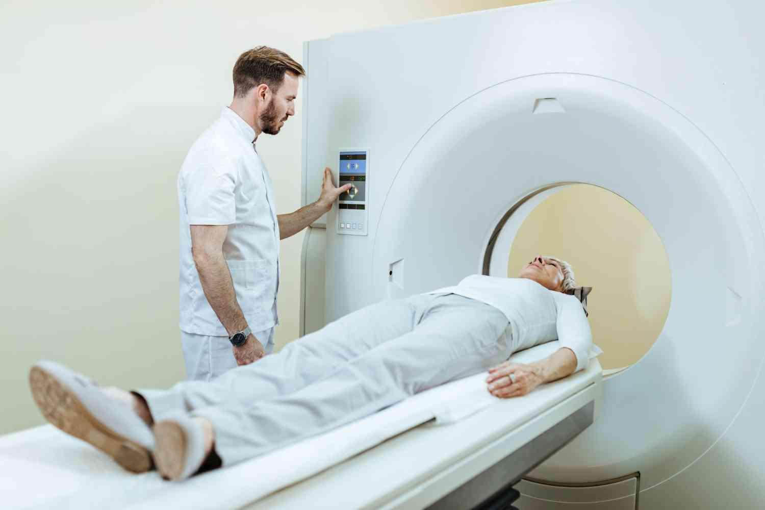 Para tener un diagnóstico específico se realizan varias pruebas, como análisis de sangre, estudio de sueño; en caso de que tenga síntomas de la apnea obstructiva del sueño, pruebas neuropsicológicas, resonancia magnética y tomografía computarizada. 