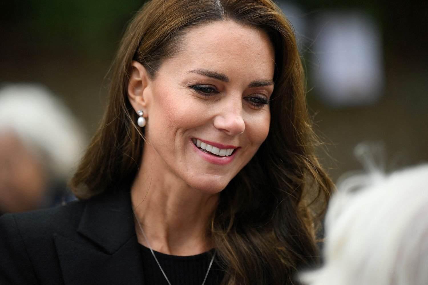 La última y más drástica de las teorías es el fallecimiento de la princesa de Gales. Las redes sociales ante la falta de información, asumen que si no está en coma o ingresada es porque la Kate falleció durante la intervención.