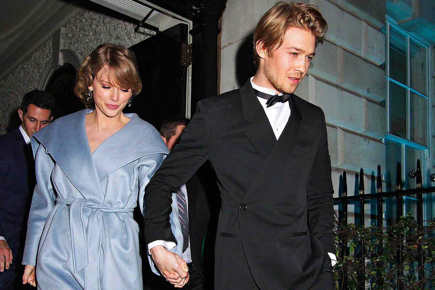 Después de que Taylor revelara el nombre de su álbum en los Grammy 2024, surgieron rumores que sugerían que el título hacía referencia a un grupo de chat de su ex y otros actores, conocido como The Tortured Man Club.