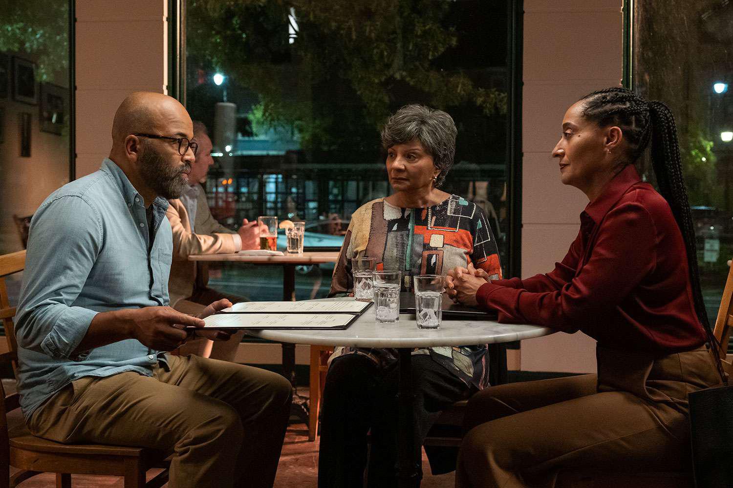 Por su parte, Agnes Ellison, la madre de “Monk”, encarnada por Leslie Uggams, también enfrenta un diagnóstico de Alzheimer que une a una familia que parece estar desmoronándose, añadiendo una capa emocional profunda a la trama.