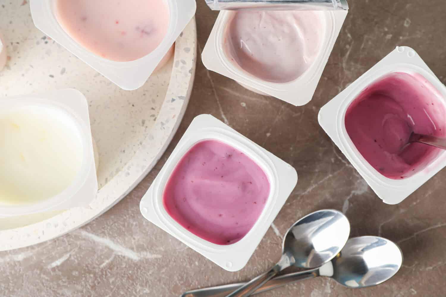 <b>4. YOGURT AZUCARADO Y BAJO EN GRASA. </b>Entre los múltiples beneficios del yogurt, destaca que es una buena fuente de proteínas y probióticos. Sin embargo, muchos tipos de yogurt están cargados de azúcar agregada, lo que los convierte en opciones menos saludables. Es más, a muchas variedades populares se les ha eliminado la mayor parte o la totalidad de su contenido de grasa, lo que significa que pueden saciar menos que las alternativas con toda la grasa. Para una alternativa más saludable, prueba el yogurt griego sin azúcar y con toda la grasa. Añade frutas frescas cortadas en rodajas, ralladas o trituradas.