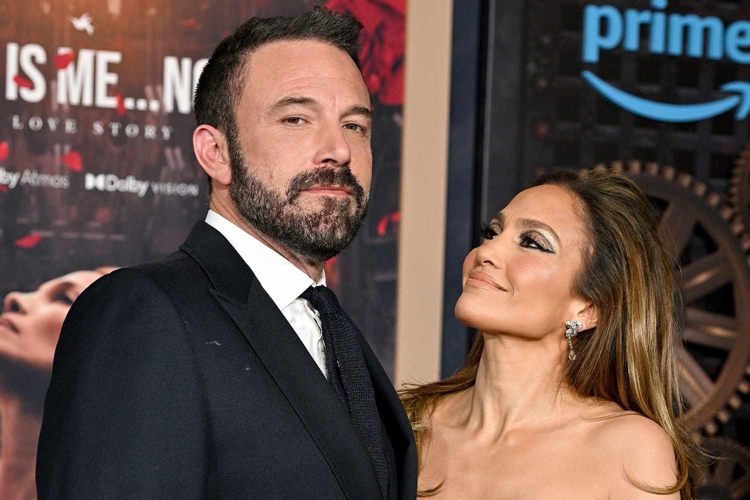 Jennifer Lopez (JLo) y Ben Affleck, quienes reavivaron su romance en 2021, se casaron en una ceremonia íntima en 2022, más de dos décadas después de su primer compromiso en los años 2000. Su relación, llena de altibajos y gran atención mediática, parecía sólida. Sin embargo, en 2024, la pareja anunció su separación