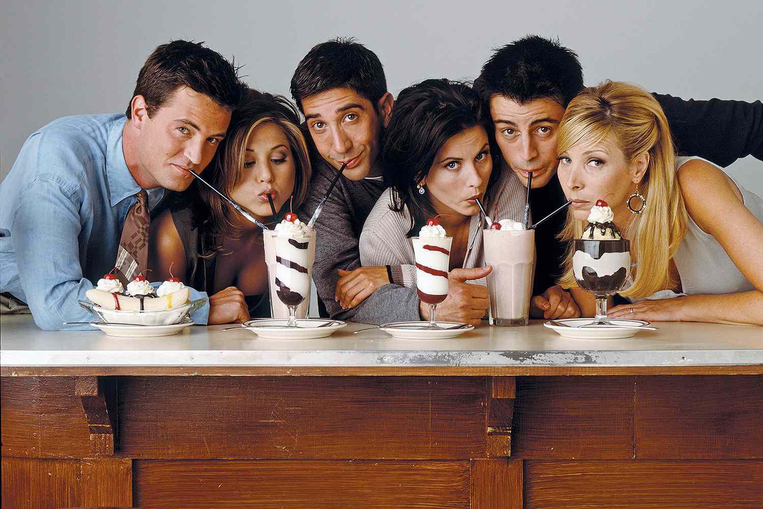 A través de un comunicado publicado en la revista People, Jennifer Aniston, Courteney Cox, Lisa Kudrow, Matt LeBlanc y David Schwimmer finalmente compartieron sus sentimientos.