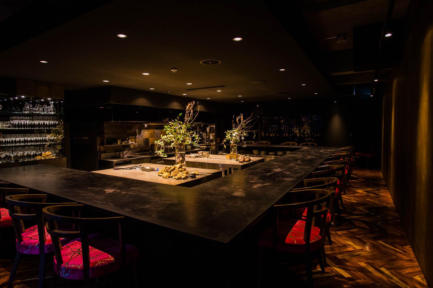 21. Florilège es un prestigioso restaurante ubicado en Tokio, Japón, conocido por su enfoque en la cocina francesa contemporánea con influencias japonesas. Dirigido por el chef Hiroyasu Kawate, Florilège ha ganado reconocimiento internacional y ha sido galardonado con estrellas Michelin por su excelencia culinaria y su innovación gastronómica.