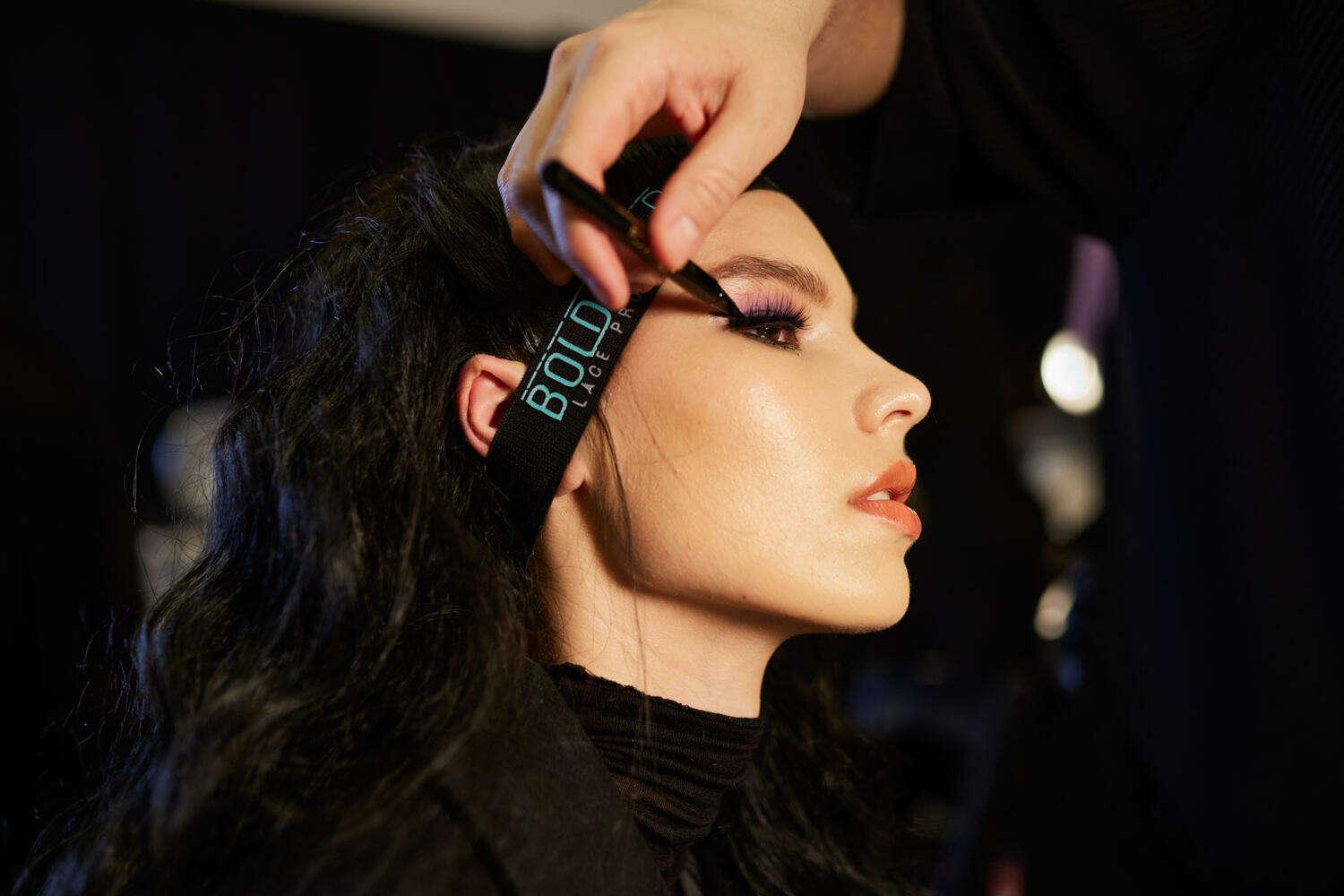 Prepara tu piel tres días antes del gran día, el tipo de maquillaje que quieras usar, va a depender del color y estilo de tu vestido.