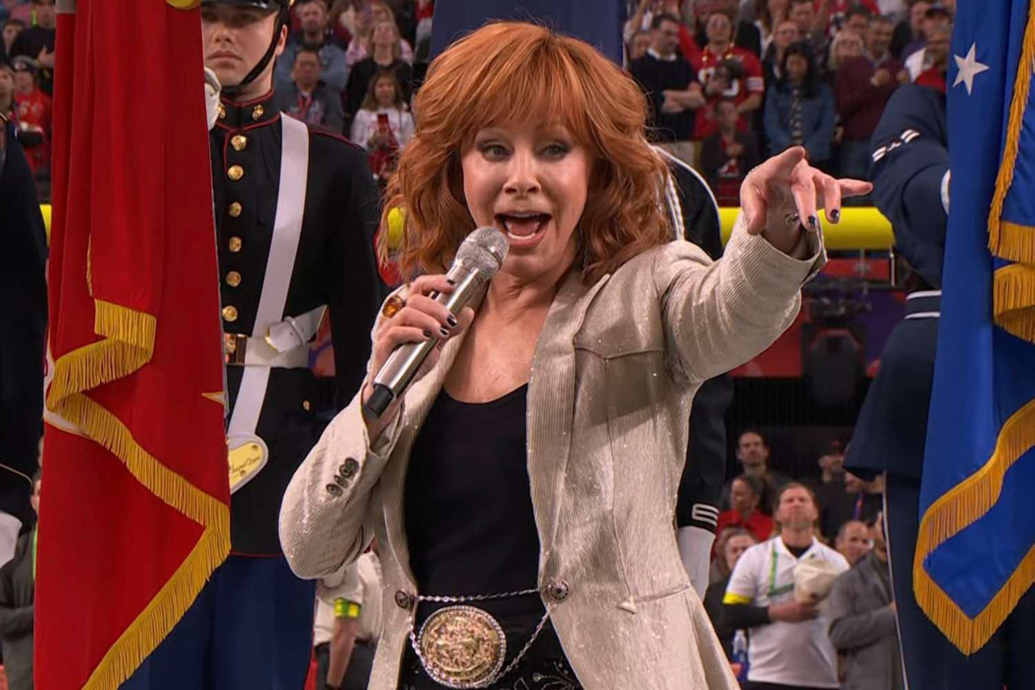 Reba McEntire, la cantante <i>country,</i> hizo el segundo acto de apertura interpretando el Himno Nacional de Estados Unidos seguida de la presentación de Post Malone.