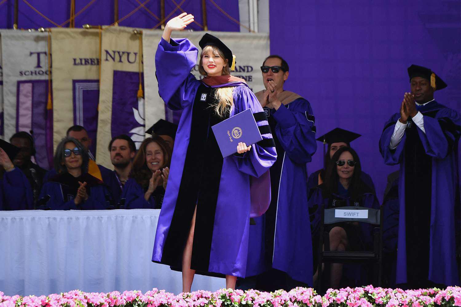 <b>Taylor Swift recibe su doctorado</b>Nuestra querida Swift recibió un Doctorado Honoris Causa en Bellas Artes por parte de la Universidad de Nueva York debido a su gran legado en la música. 