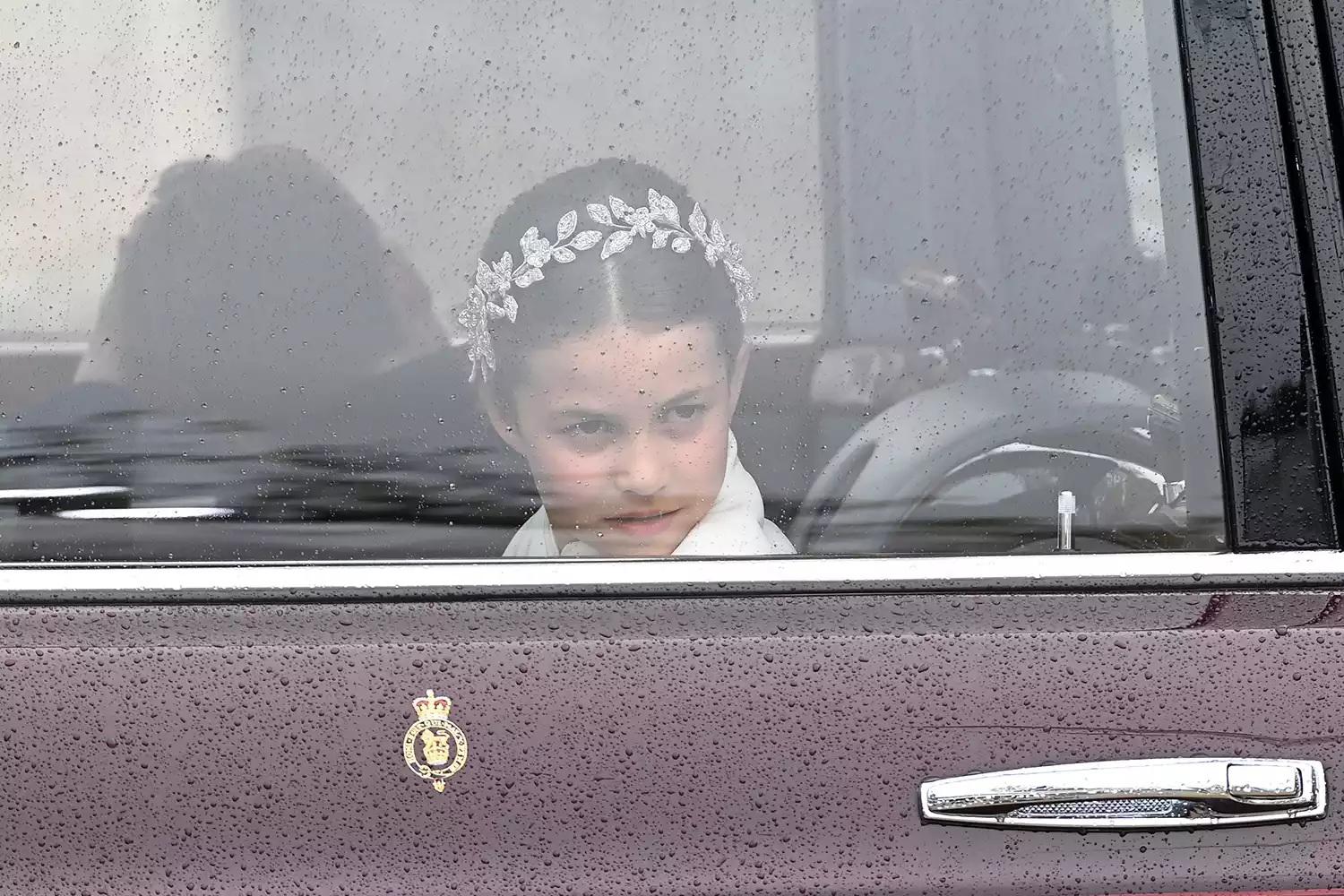 La princesa Charlotte estrena su primera tiara de diamantes de Jess Collett x Alexander McQueen, a la altura de la histórica ocasión, ha sido elaborada con lingotes de plata, cristales e hilo de plata.