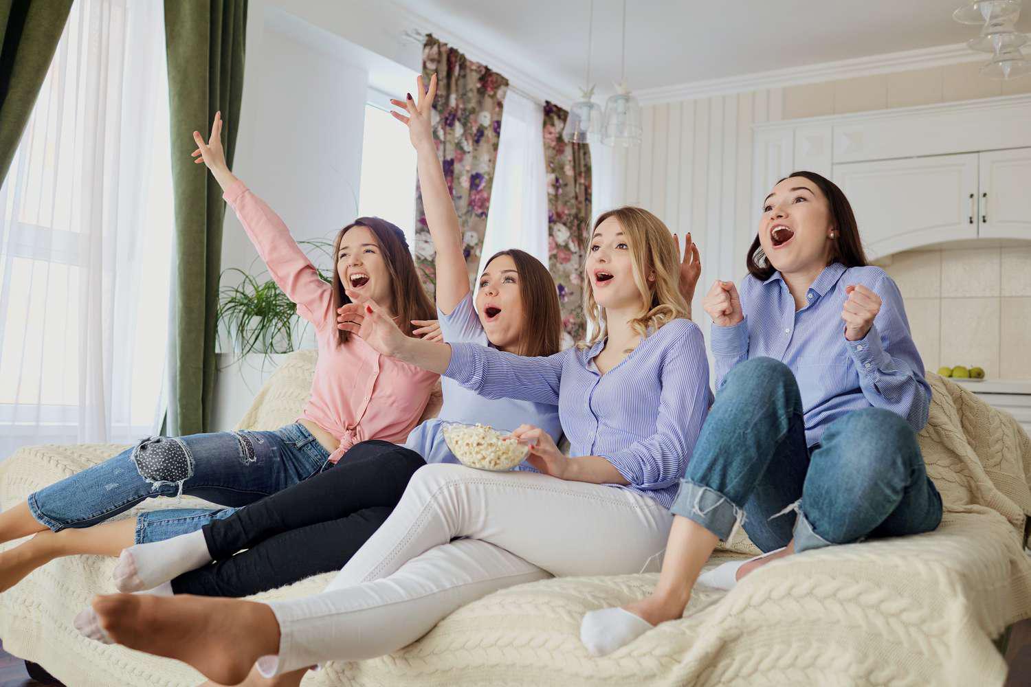 <b>Una tarde o noche de películas.</b>Transforma la sala de tu casa en una sala de cine y comparte con tus amistades una tarde o noche con sus películas o series de su preferencia. Complementa con palomitas, refrescos, dulces, churros y otras cosas que deseen agregar y 3, 2, 1... ¡acción!