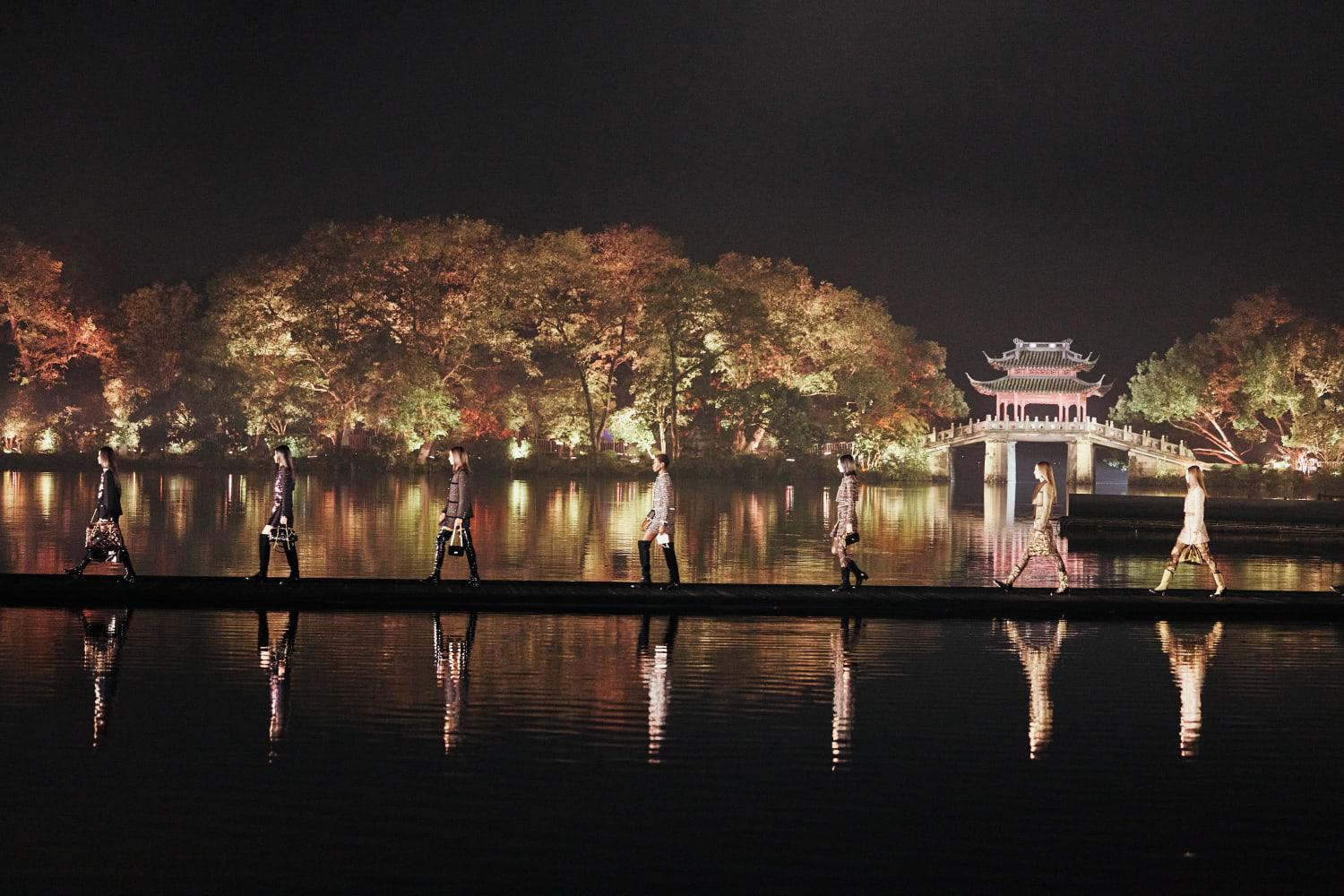 Justo al anochecer, en el encantador West Lake, en Hangzhou, capital de la provincia china de Zhejiangla, Chanel presentó su colección 2024/25 Métiers d’art, un viaje de ensueño desde París a Hangzhou. La colección está inspirada en biombos de Coromandel antiguos, objetos del ámbito íntimo y obras de arte en laca china de los que le encantaba rodearse a Gabrielle Chanel.