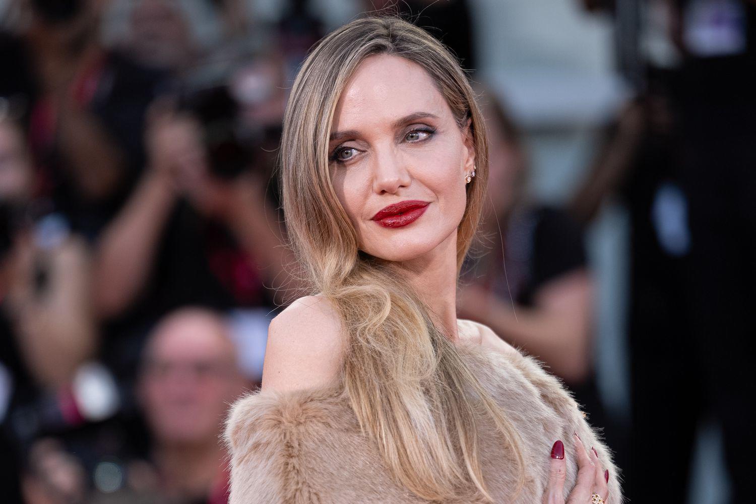 <b>Angelina Jolie</b>Esta actriz y activista dedica su vida a sus hijos, su carrera y sus causas humanitarias. Tras una difícil separación de su pareja de 12 años, Brad Pitt, admite que no se siente completamente cómoda con su soltería. En una entrevista con el diario The Telegraph, confesó: “Ha sido difícil. No disfruto estar soltera. No es algo que quisiera, no tiene nada de bueno. Es simplemente difícil. A veces tal vez parezca que lo estoy logrando todo, pero en realidad solo estoy tratando de pasar mis días”.