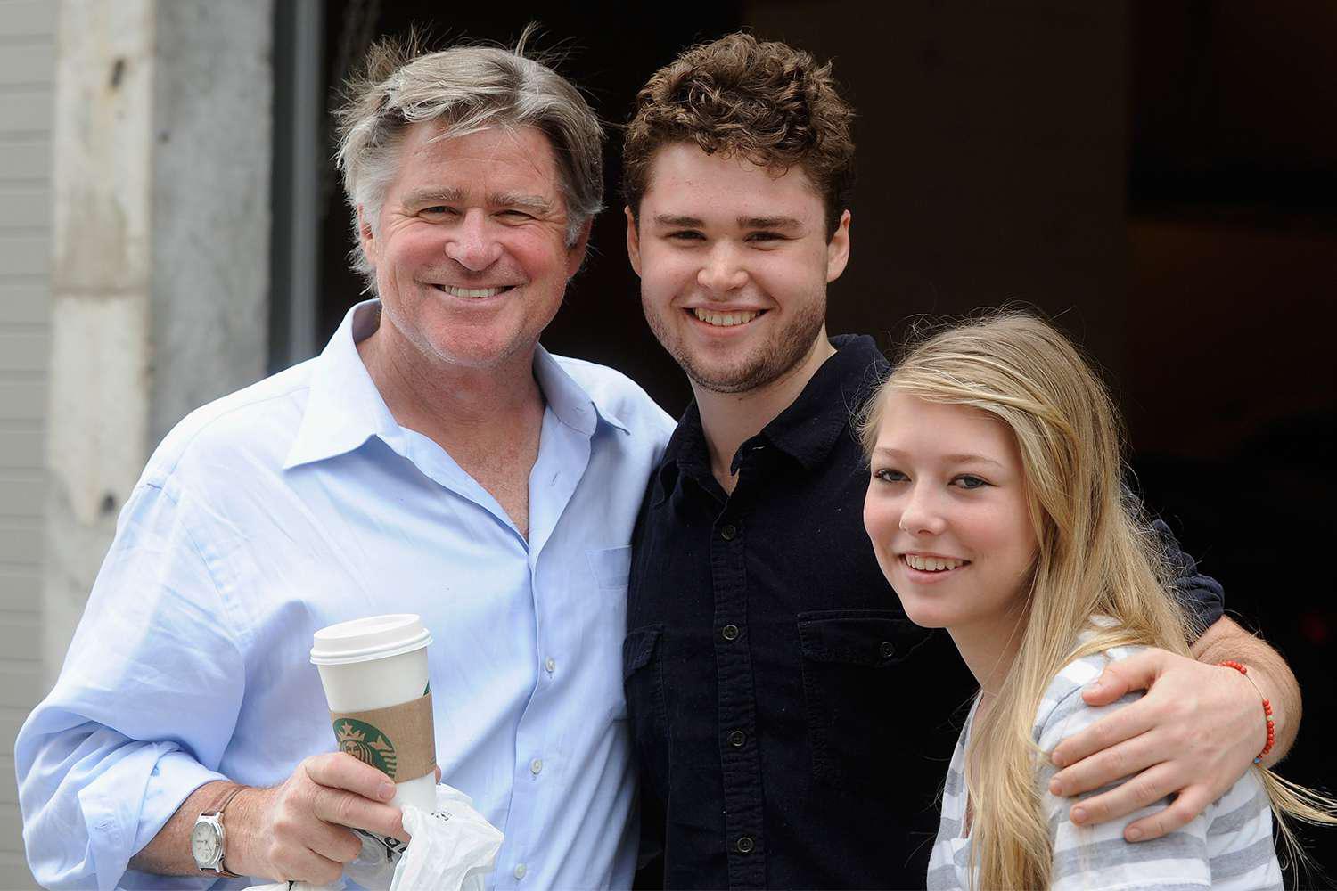 El actor tiene dos hijos: Gill Williams de 31 años y Ellie Williams de 24 años de edad.