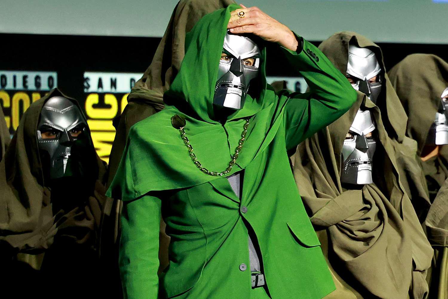 Dr. Doom es un científico brillante y un gran hechicero. Tiene su armadura mítica, que le otorga una fuerza sobrehumana y grandes habilidades. Además, cuenta con un ejército de duplicados robóticos de sí mismo que han engañado a muchos personajes del universo Marvel.