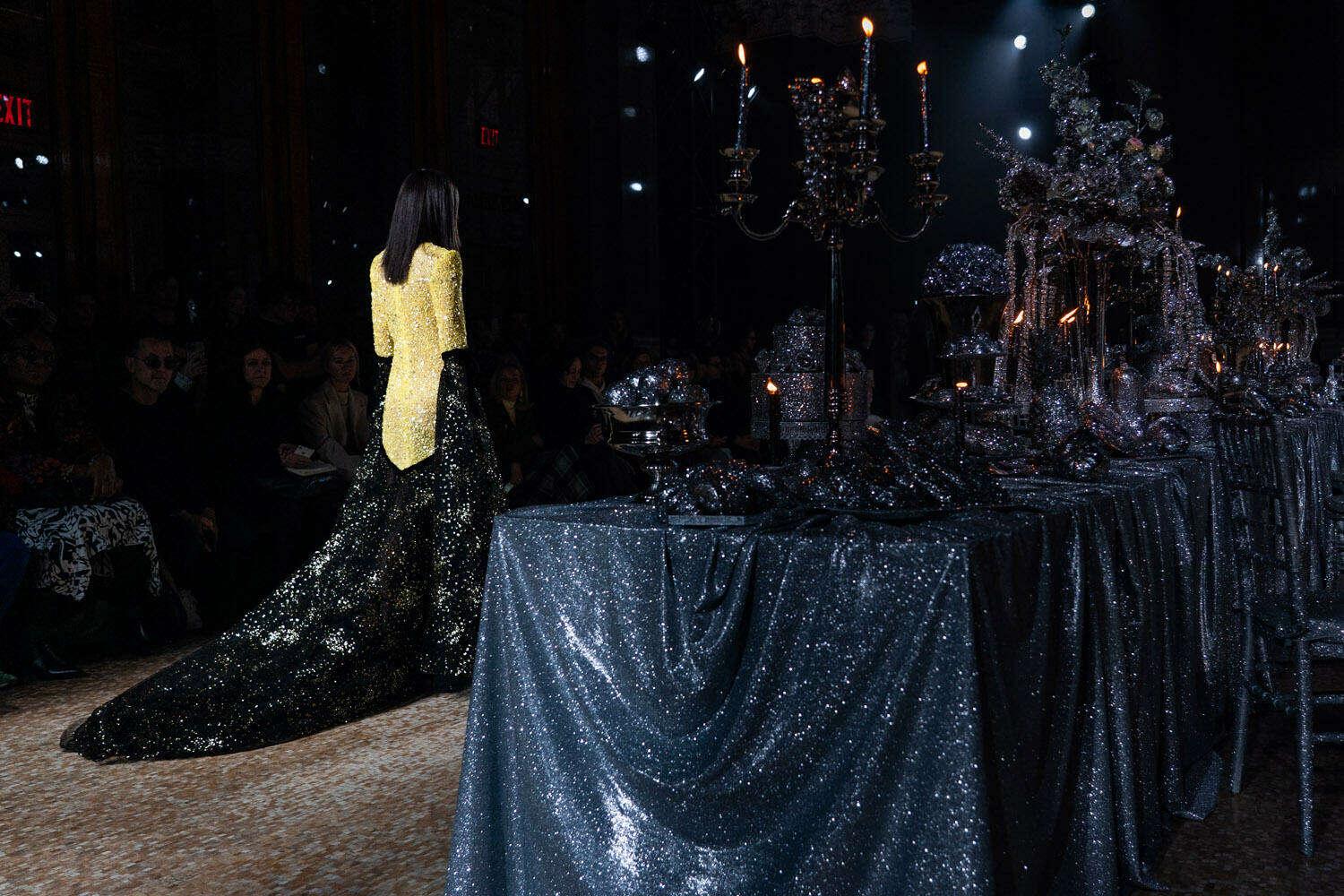 Brillo y glamour en la pasarela Otoño-Invierno 2023 de Rodarte
