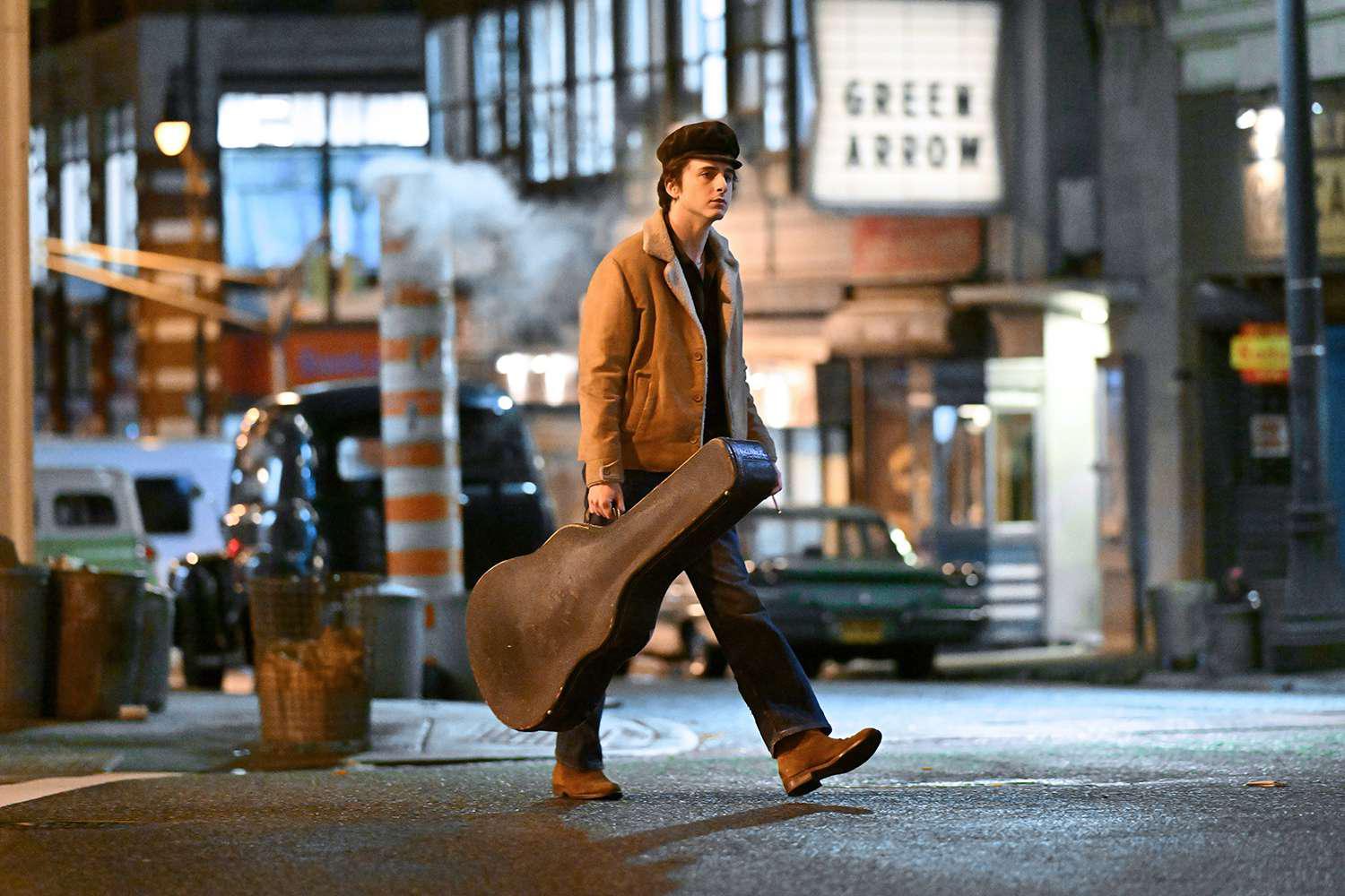 “A Complete Unknown” se centra en la meteórica ascensión de Bob Dylan, desde sus humildes comienzos en Minnesota hasta su emblemática actuación en el Newport Folk Festival de 1965, donde sorprendió al mundo al electrificar su sonido.