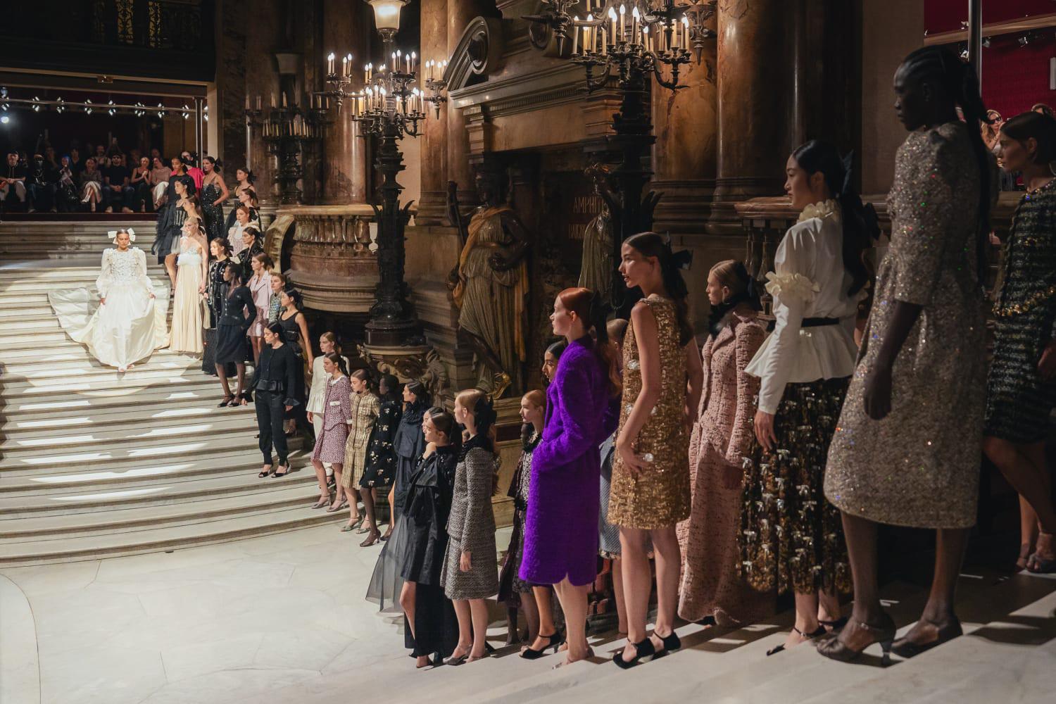 El final del show presentado en la Ópera Garnier de París, una colección de alta costura preparada por sus talleres después de la abrupta partida de su directora artística, Virginie Viard, ex mano derecha de Karl Lagerfeld.