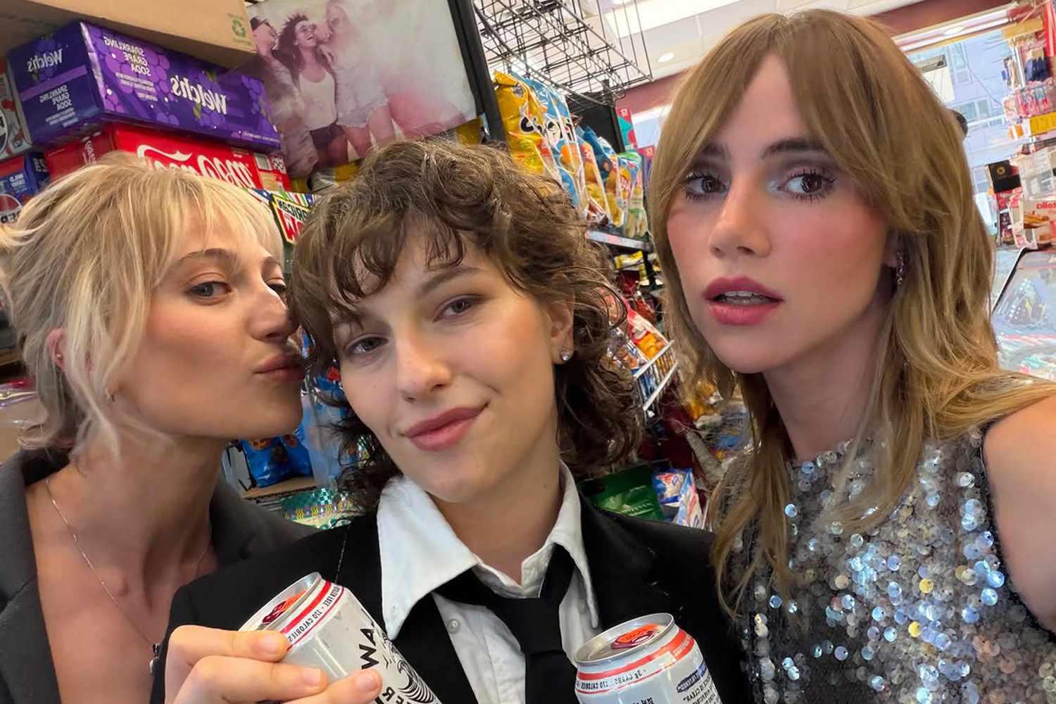 Suki Waterhouse ha sido amiga de la novia por más de siete años, siendo vistas por primera vez juntas en un concierto de Kings of Leon en 2016. La intérprete de <i>Good Looking</i> fue opener para el Eras Tour de su ciudad natal, Londres, y fue a la boda con King Princess.
