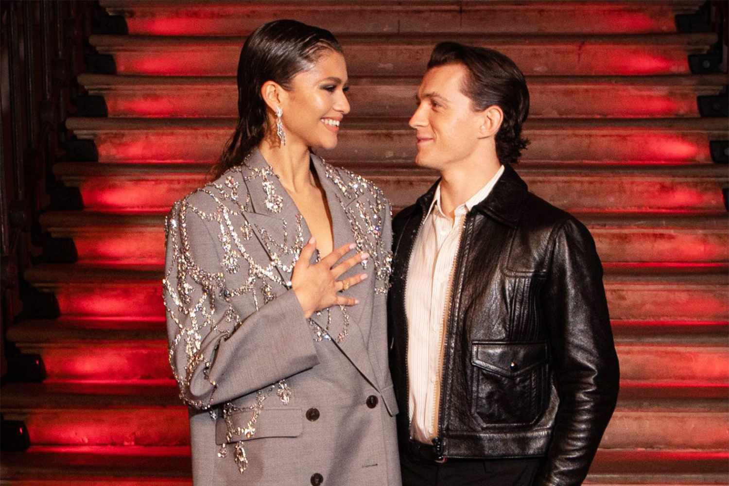 Desde que oficializaron su relación en 2021, Zendaya y Tom Holland han optado por no compartir demasiados detalles personales, manteniendo su romance lejos de los reflectores y priorizando su vida privada.