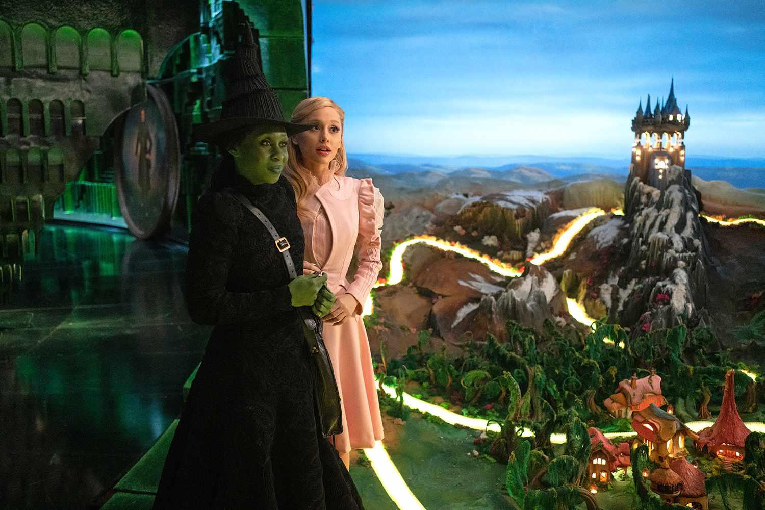 Además, “Wicked” se enorgullece de ser la primera película producida bajo el programa GreenerLight de Universal Studios. Este enfoque sostenible incluyó iniciativas como ofrecer un menú con un 40% de opciones veganas y el reciclaje de 500,000 botellas de plástico durante la producción.