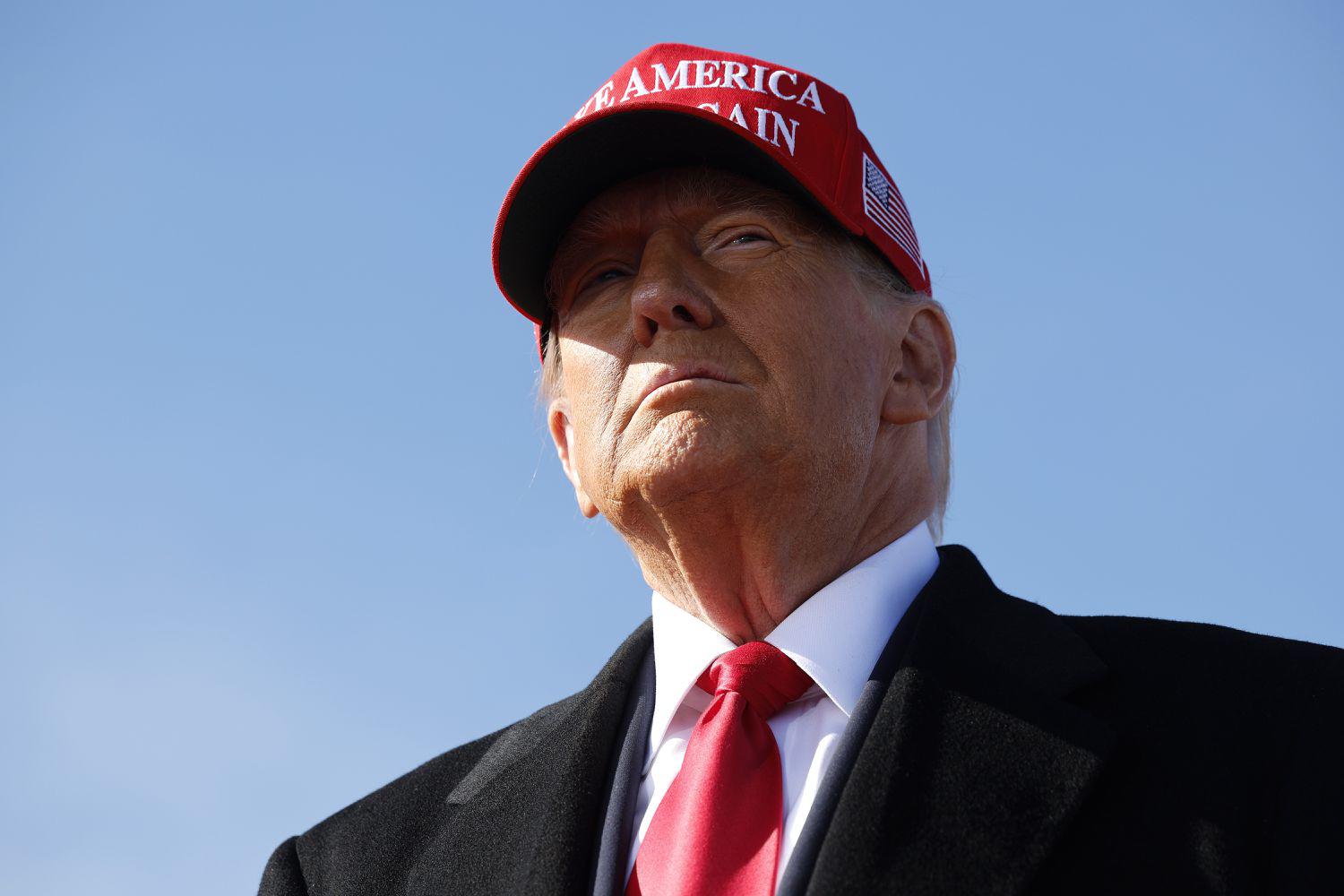 Donald Trump es, sin duda, una de las figuras más polémicas y divisivas de la historia moderna de Estados Unidos. Desde su salto a la fama como empresario inmobiliario hasta su ascenso en la política, Trump ha estado constantemente rodeado de escándalos que han sacudido la opinión pública y redefinido el panorama político estadounidense. Ahora, con su sorprendente regreso a la presidencia en 2025 y una condena judicial sobre sus hombros, Trump sigue siendo un líder que desafía las normas y el sistema. A continuación, repasamos los 16 escándalos más impactantes de su vida.