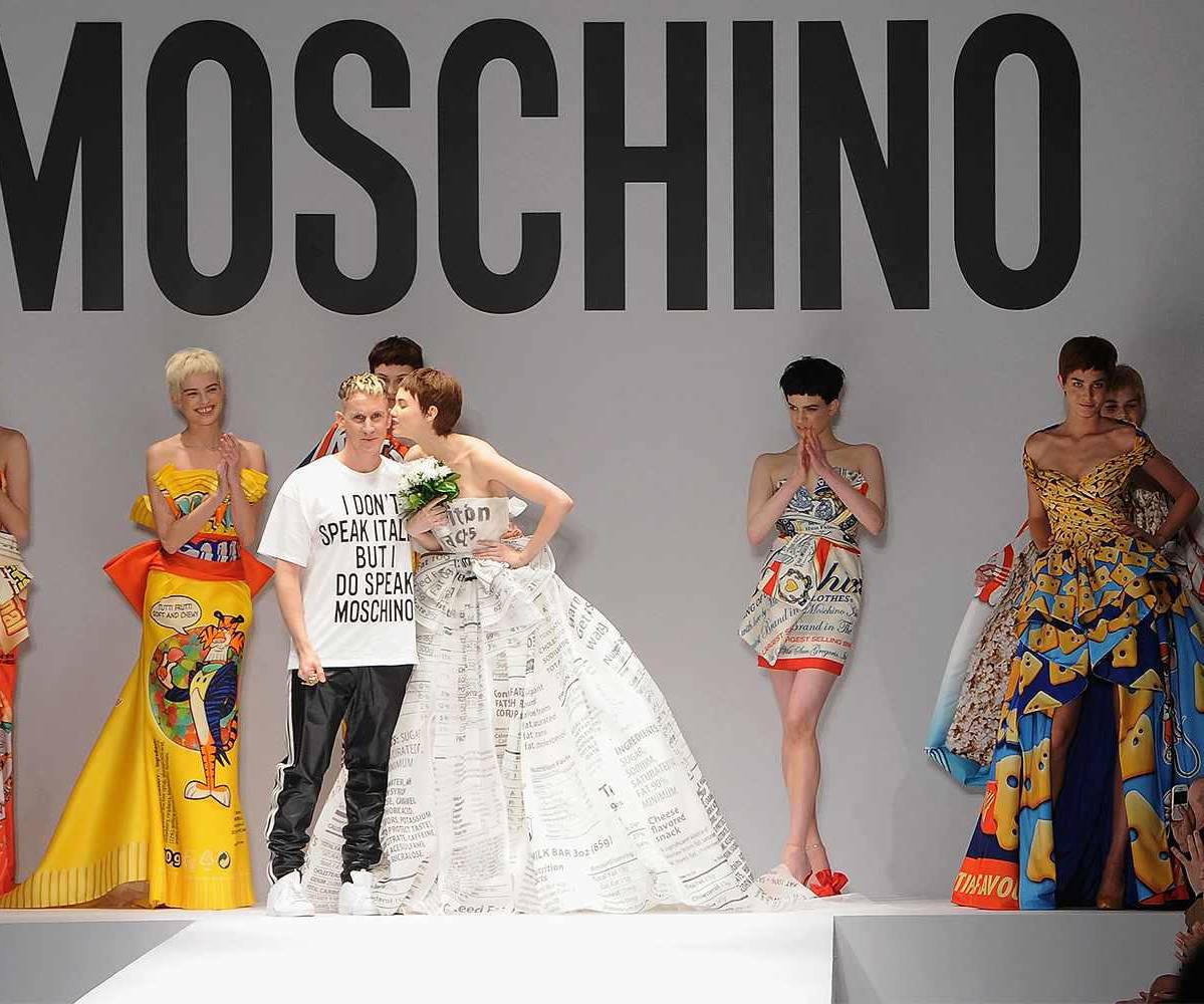 Jeremy Scott dejará el cargo de director creativo de la casa de lujo italiana Moschino después de una década de desfiles de moda salvajes y extravagantes, y lo extrañaremos mucho. ¡Aquí te dejamos sus mejores pasarelas!