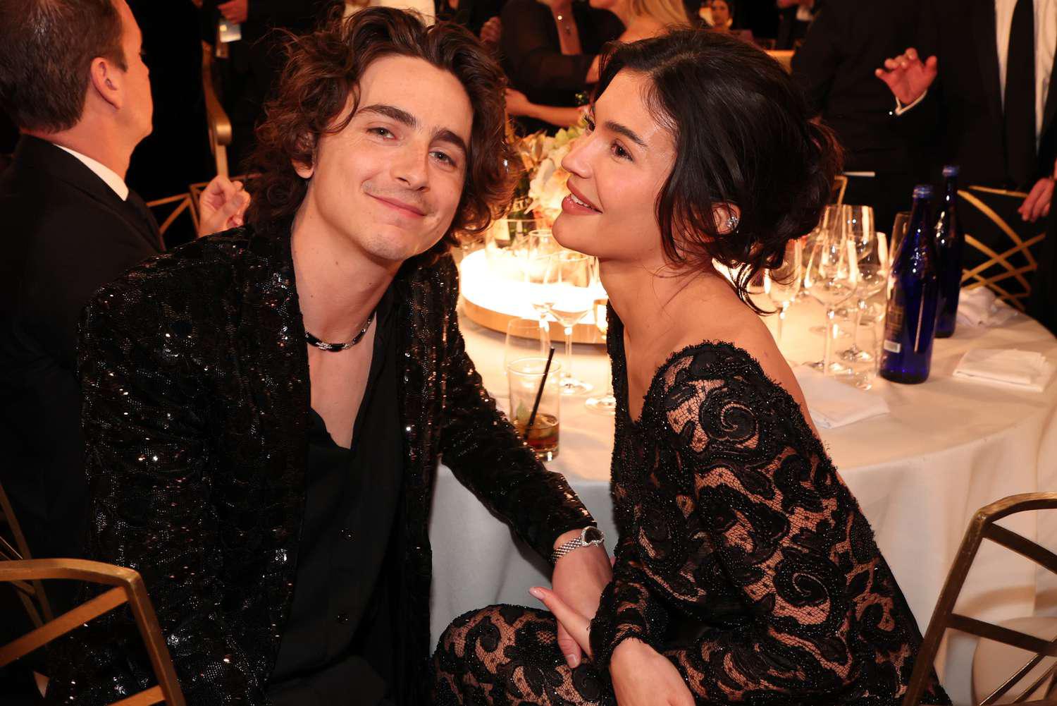 Para 2024, la pareja ya se había formalizado. Comenzaron a hacer más apariciones en público, entre ellas los Golden Globes. “Timothée le recuerda a Kylie que debe vivir de una manera muy ‘presente’, y eso le gusta mucho de él. Ambos se empujan mutuamente para ser mejores personas y eso es algo constante en su relación”, confirmó un informante a PEOPLE en ese momento. 
