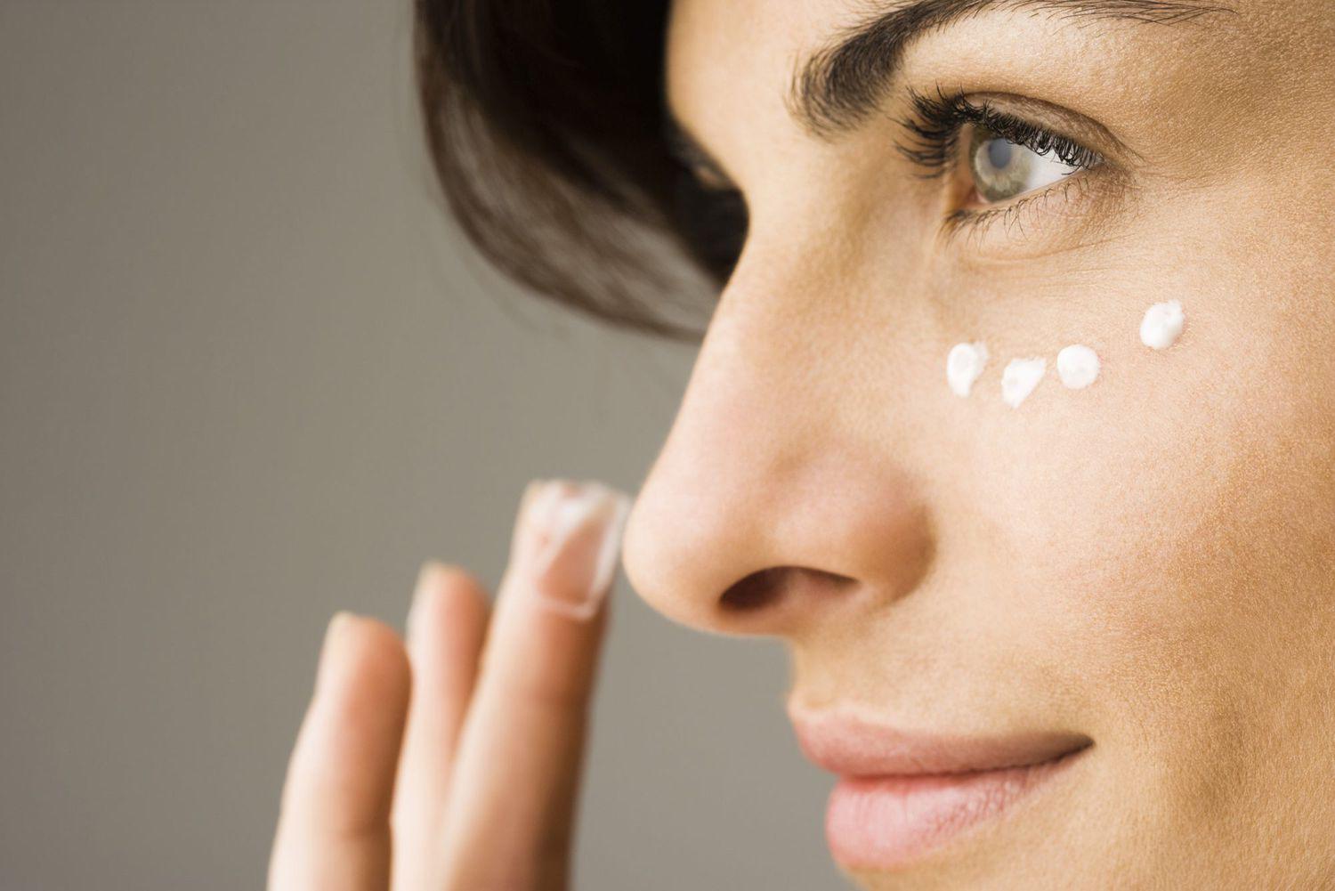 Cumplir a diario con la rutina de belleza, nunca prescindir del filtro solar y agendar un facial regularmente es parte del plan básico para mantener una piel radiante y joven. Sin embargo necesitas poner en práctica algunos consejos más para completar el plan anti-edad. Recuerda, que los mayores cuidados comienzan desde adentro hacia afuera.