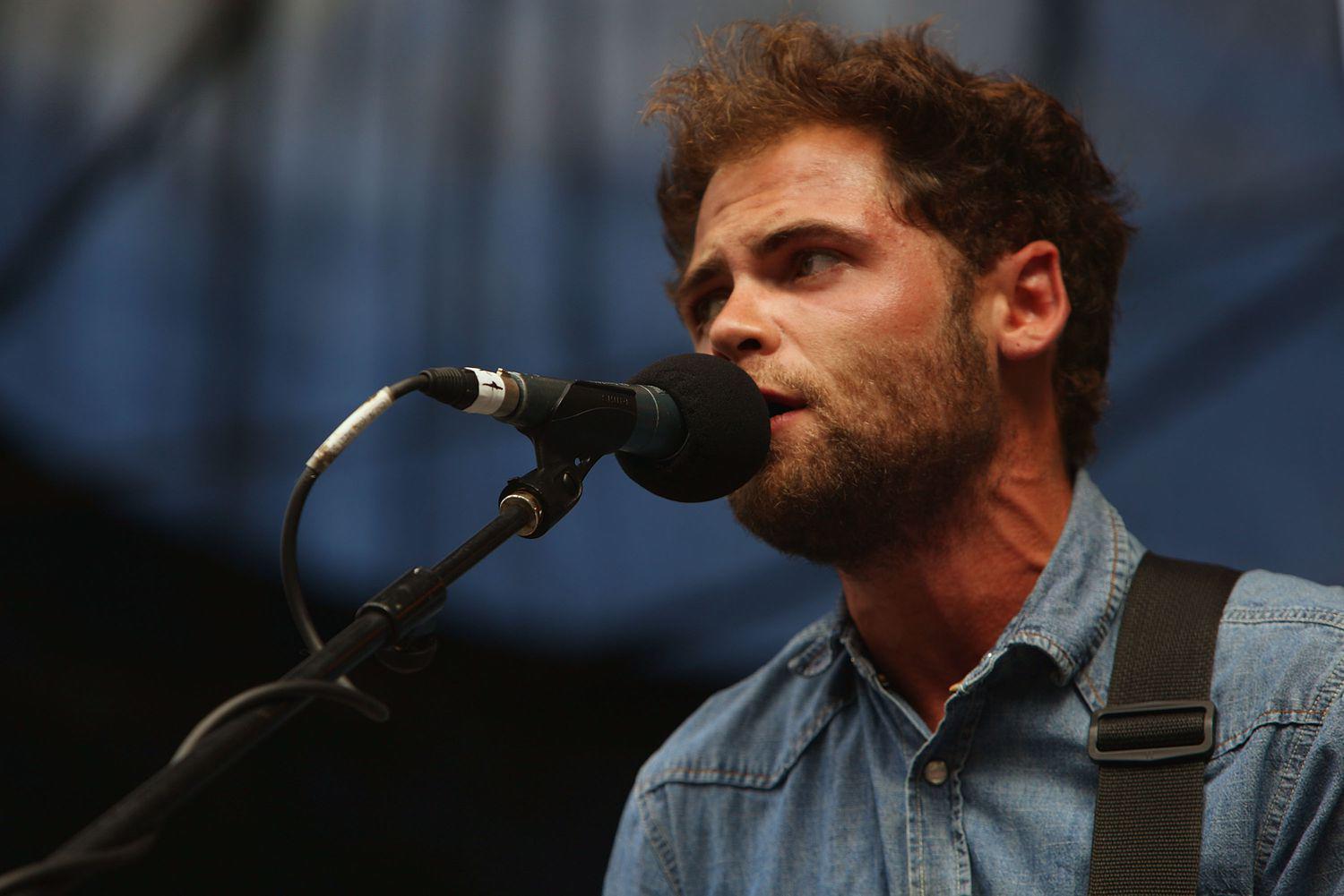 <b>Let Her Go – Passenger</b>En el 2012, esta canción logró enamorarnos con su riqueza melódica, una letra muy cuidada con una armonía vocal perfecta y una guitarra acústica dominando el resto de instrumentos. Aunque en la actualidad sus temas no llegan a las listas de ventas, Passenger sigue demostrando el talento indiscutible que tiene.
