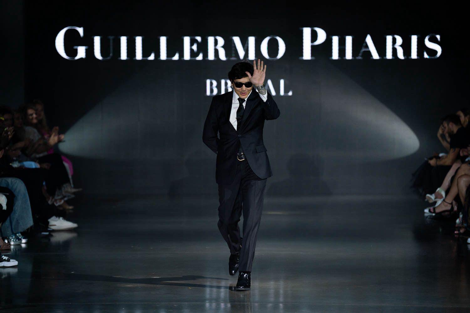 El diseñador hondureño radicado en Estados Unidos, Guillermo Pharis, se ganó los aplausos y admiración del público en la reciente edición de la Denver Fashion Week, donde debutó con su colección Spring Summer 2026. Tejidos delicados, líneas románticas y femeninas definen la apuesta que transmite la mezcla de classic couture y arte moderno que caracterizan al creativo.