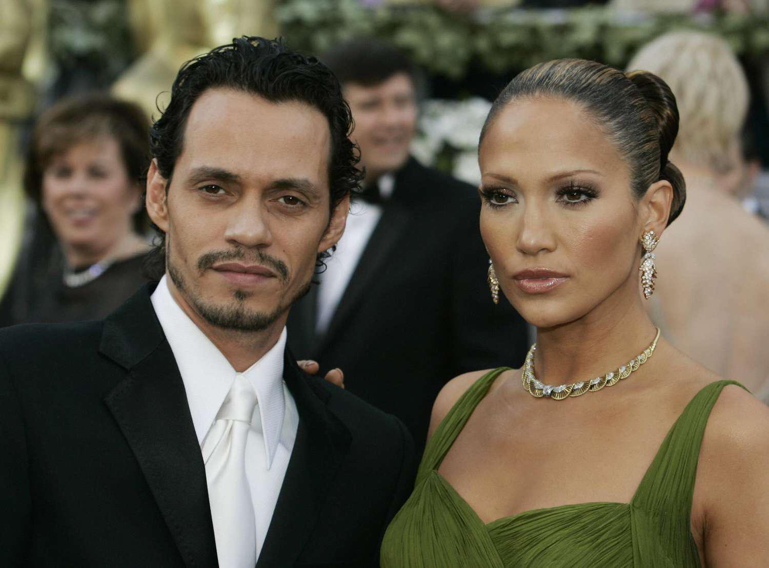Jennifer y Marc Anthony se conocieron a finales de los años 90, cuando ambos estaban en el auge de sus carreras. Sin embargo, no fue hasta 2004 que su amistad se convirtió en algo más serio. En junio de ese año, la pareja sorprendió a muchos al casarse en una ceremonia privada en la casa de López en Beverly Hills, apenas unos meses después de que ella terminara su compromiso con Ben Affleck. 