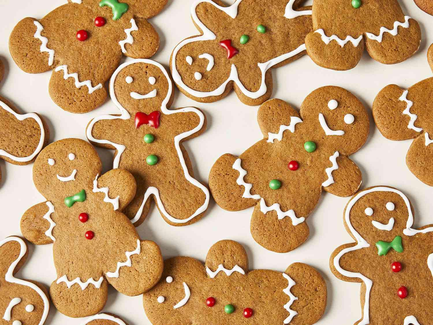 <b>Galletas de Jengibre:</b>Preparación: Mezcla 1 taza de mantequilla, 1 taza de azúcar, 1 huevo y 1 taza de melaza. Agrega 1 cucharadita de jengibre, 1 cucharadita de canela, 1/2 cucharadita de clavo y 1/2 cucharadita de nuez moscada. Añade 4 tazas de harina y 1 cucharadita de bicarbonato de sodio. Refrigera la masa, corta las galletas y hornea a 180°C.