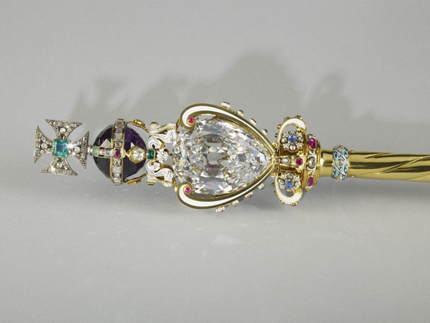 El cetroSe ha utilizado desde 1661 y es uno de los dos cetros que se usan para las ceremonias de coronación que simboliza el poder temporal del rey o reina. 
