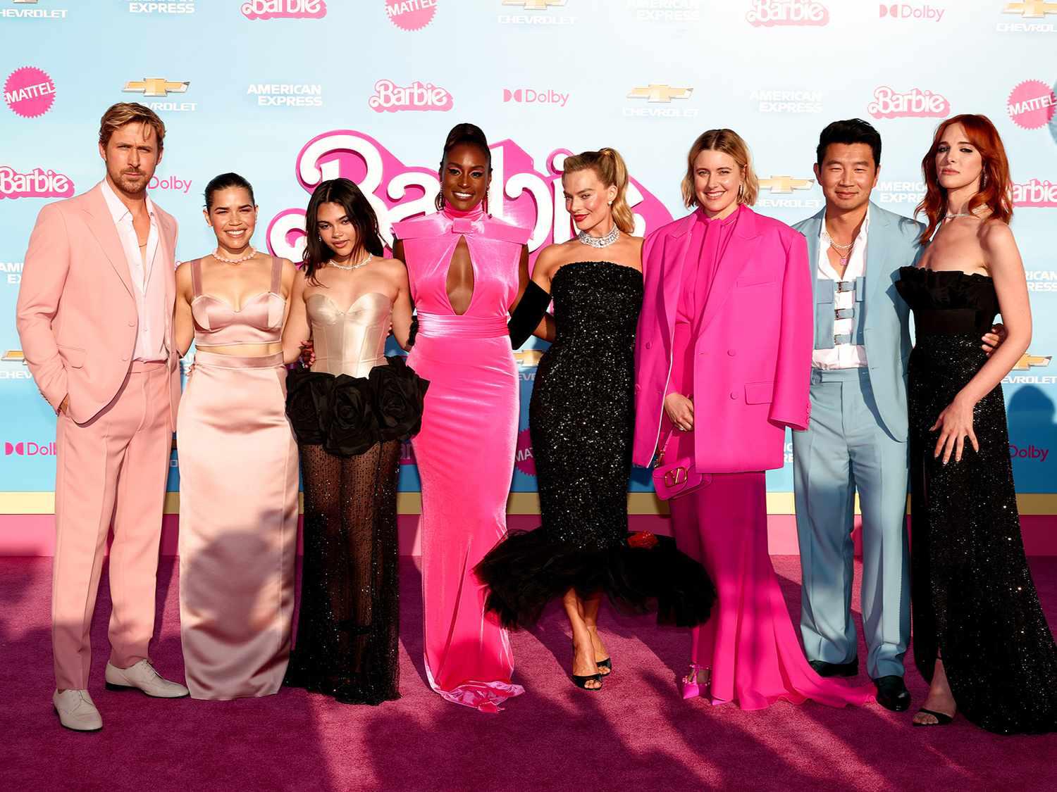 El elenco se completa con nombres destacados, como América Ferrera, nominada a Mejor Actriz de Reparto, Kate McKinnon, Michael Cera, Ariana Greenblatt, Simu Liu, Issa Rae, Rhea Perlman, Helen Mirren, Will Ferrell, Hari Nef y Dua Lipa, consolidando un reparto de ensueño.