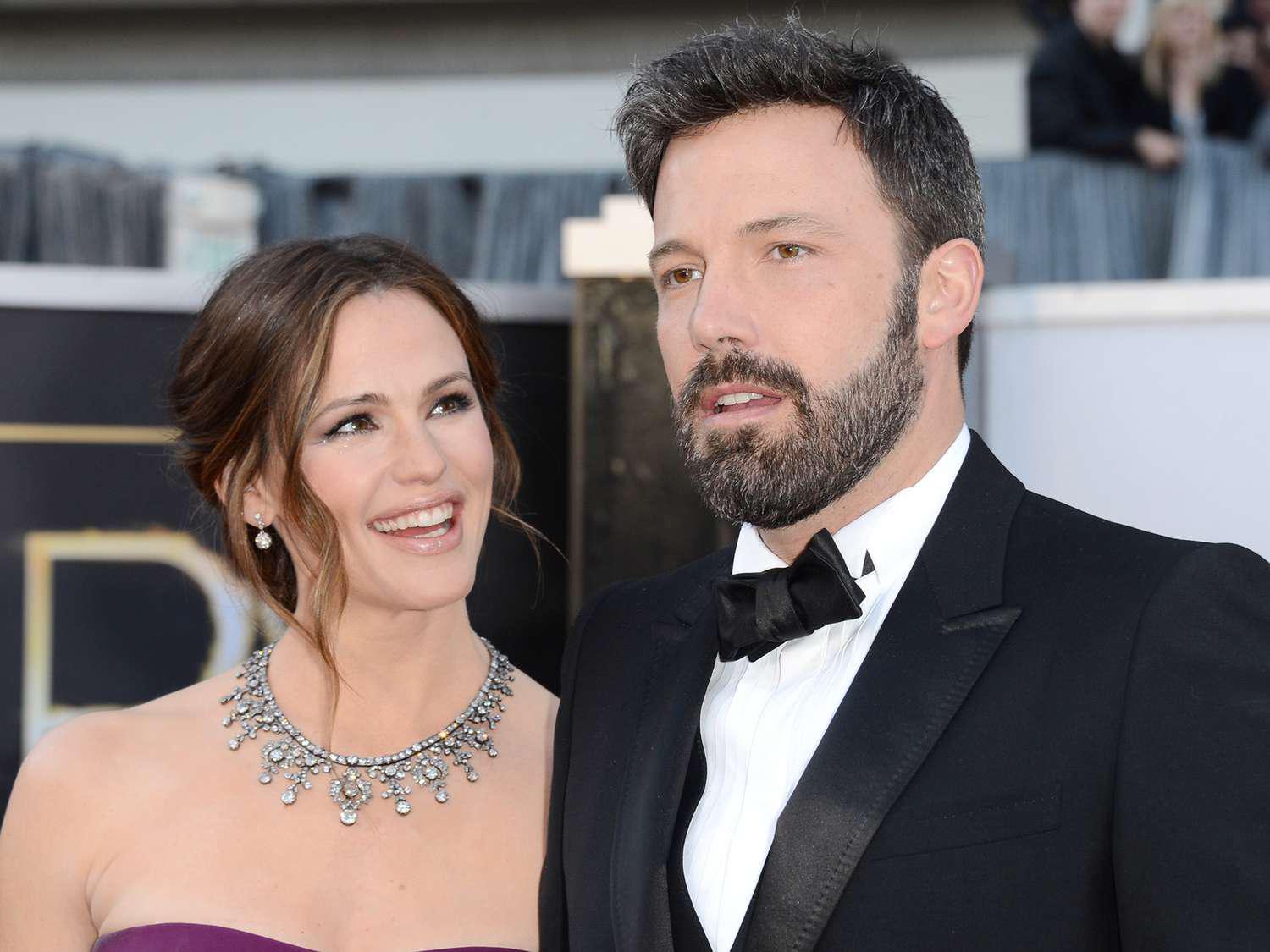 <b>Jennifer Garner (2004-2015).</b> Probablemente fue su relación más estable y conocida. Affleck comenzó a salir con Jennifer Garner en 2004 después de trabajar juntos en las películas “Pearl Harbor” y “Daredevil”. Se casaron en junio de 2005 y tuvieron tres hijos juntos. La pareja anunció su separación en 2015 y finalizó su divorcio en 2018, aunque han mantenido una relación amistosa y de co-parentalidad ejemplar.
