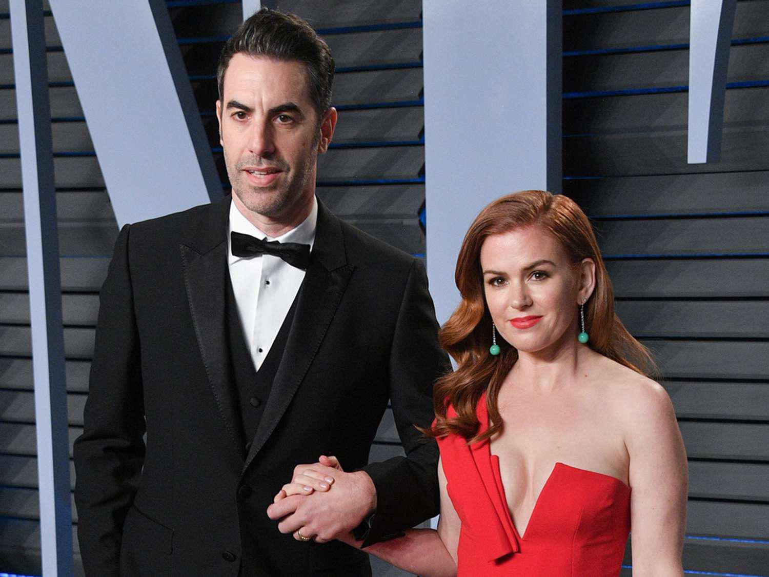 Sacha Baron Cohen e Isla Fisher comenzaron su relación en 2002 y, tras varios años de noviazgo, se casaron en una ceremonia íntima en 2010. A lo largo de su matrimonio, mantuvieron un perfil relativamente bajo, a pesar de las carreras exitosas de ambos. Sin embargo, en 2024, tras más de dos décadas juntos, anunciaron su separación. 