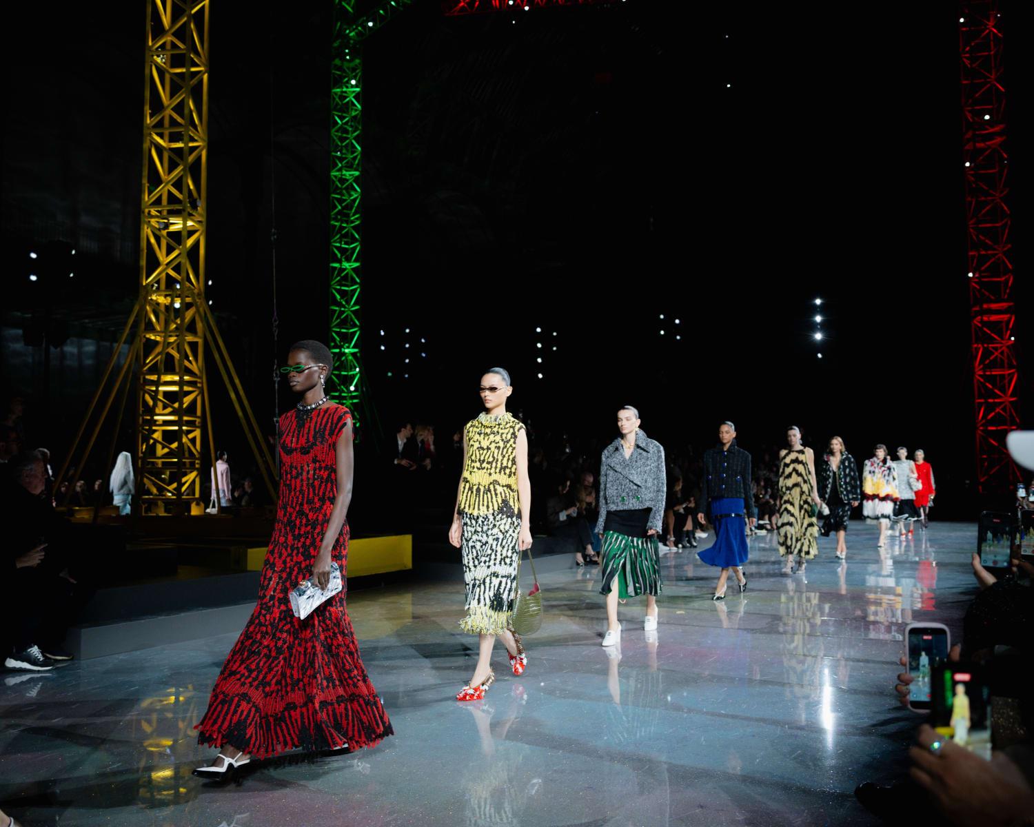 La transformación del mundo natural forma parte del ADN de Chanel. Desde el amor de Gabrielle Chanel por la simplicidad de los colores y materiales naturales, hasta la exuberancia iridiscente de la fantasía y el adorno, ambos códigos se reflejan en la colección Fall Winter 2026/2027 presentada por el director artístico, Matthieu Blazy.