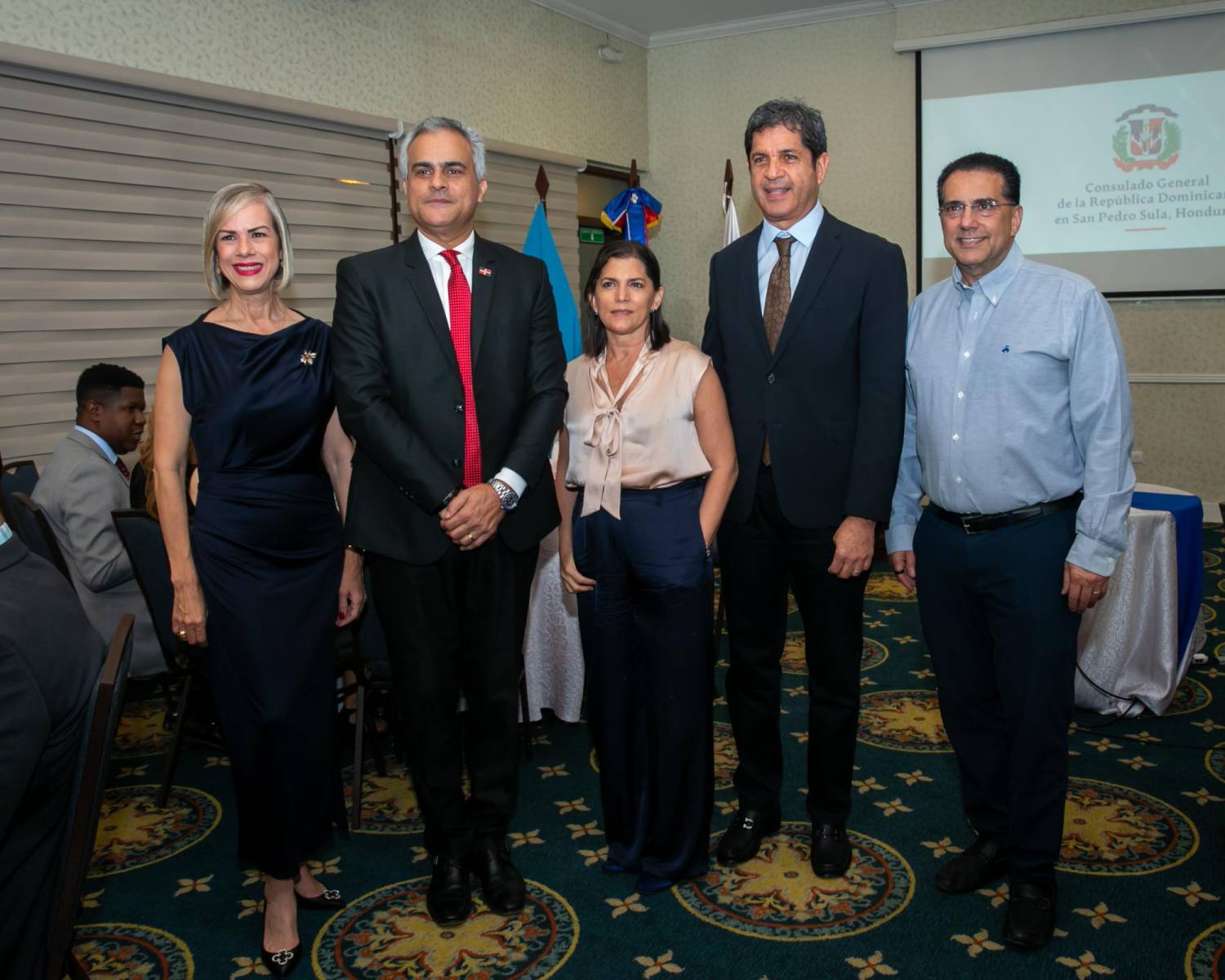 Flor Espaillat, Luis García, Verónica y José Chicas con Jorge Panayotti.