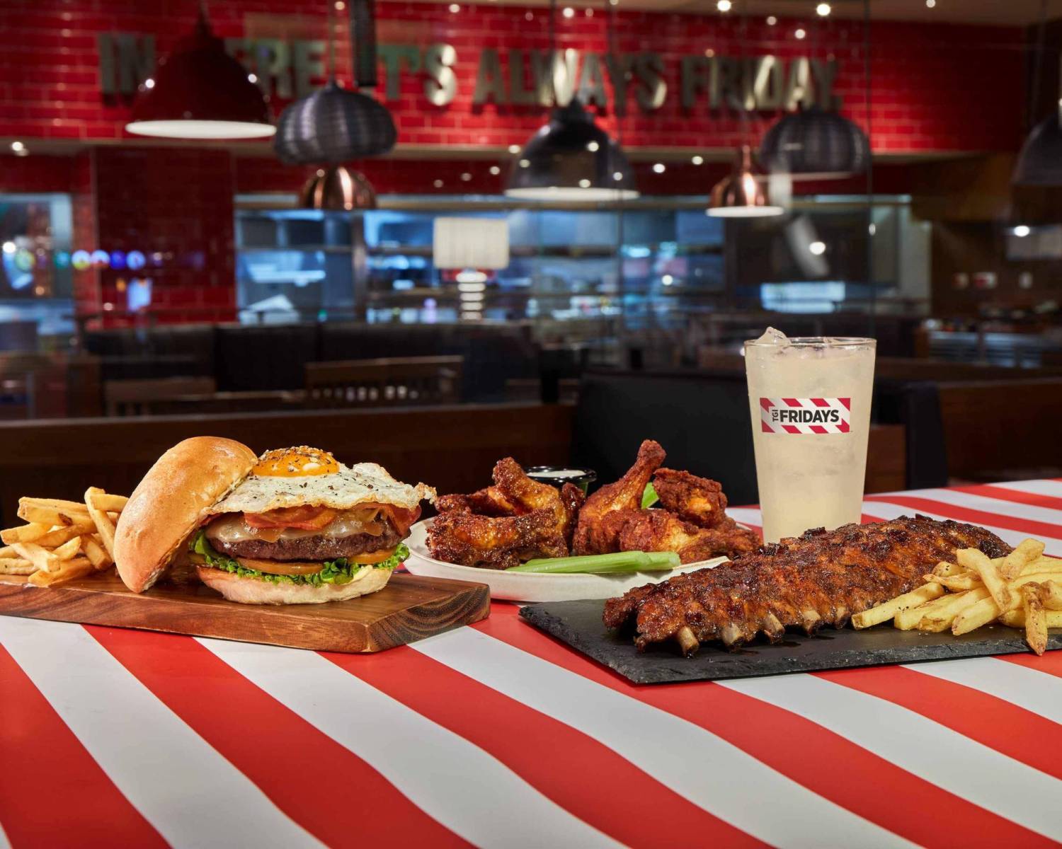 En <b>Friday’s</b> todos los días son viernes, porque cualquier día es buena excusa para celebrar y compartir con seres amados, de un exquisito menú casual. 