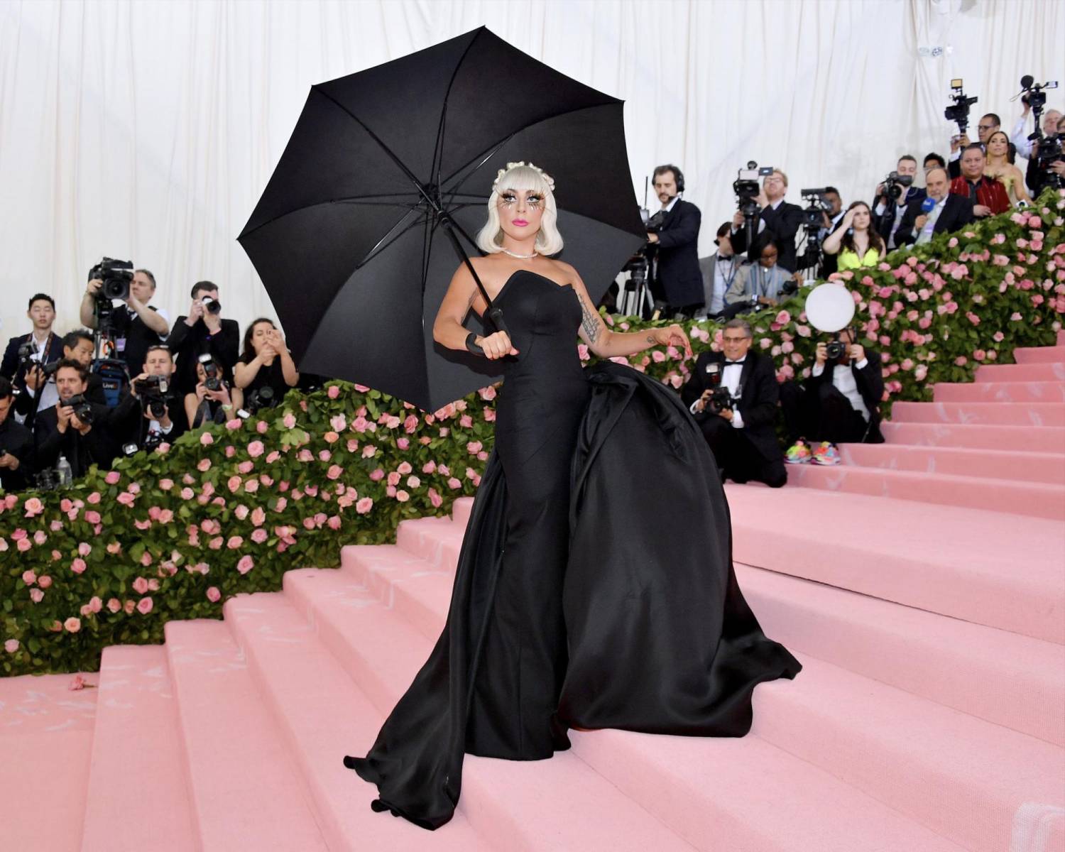 Lady Gaga.¿Hace falta decir más? La Met la adora por su capacidad camaleónica. Gaga no se viste, interpreta, y cada look suyo es una performance visual. 