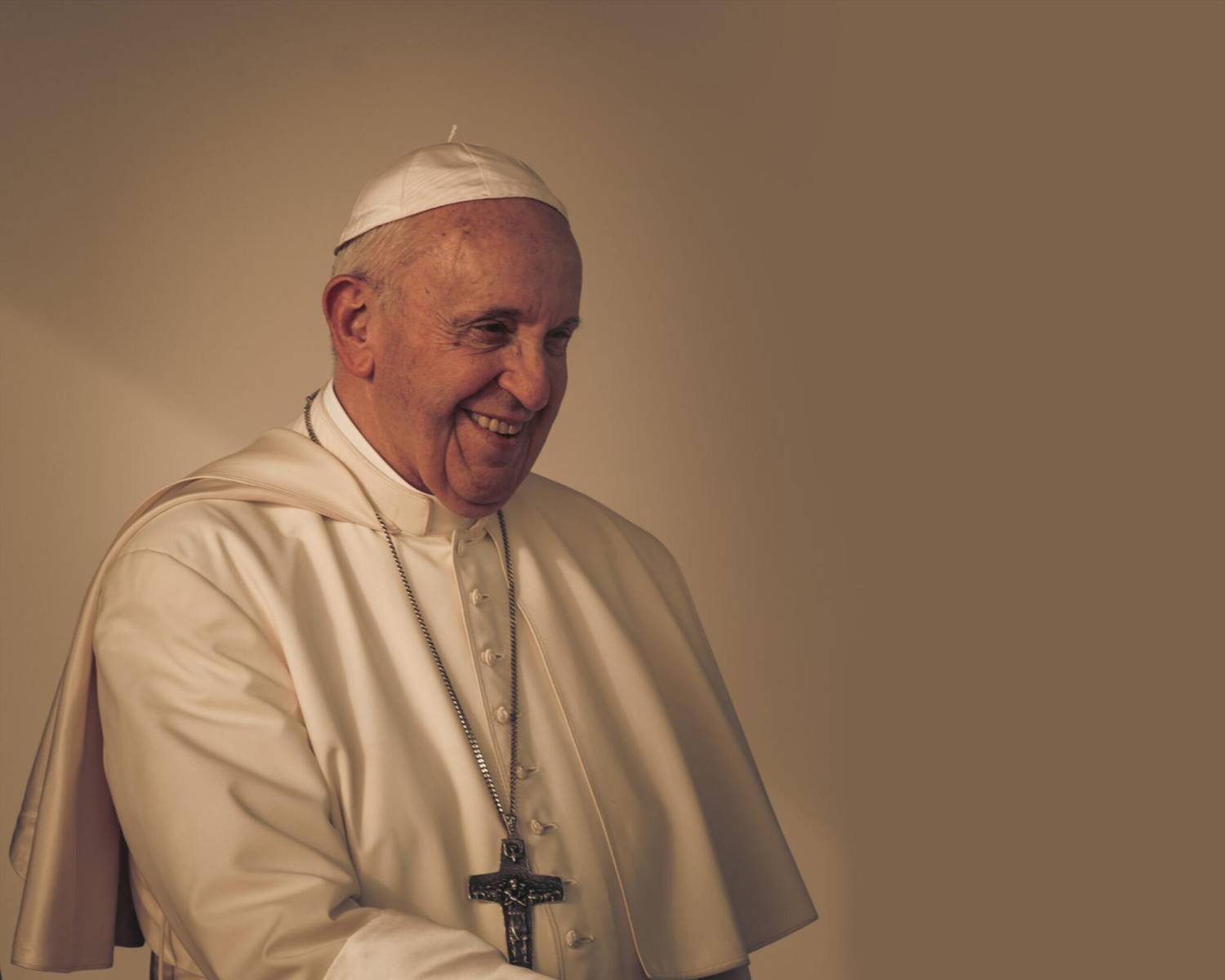 A lo largo de su pontificado, el Papa Francisco nos dejó momentos que quedarán en la memoria del mundo; que no solo reflejaron su liderazgo espiritual, sino también su cercanía con las personas, su humildad genuina y su compromiso por una Iglesia más humana. Fueron mensajes silenciosos que decían todo. A continuación, te presentamos una selección de escenas que definieron su legado.